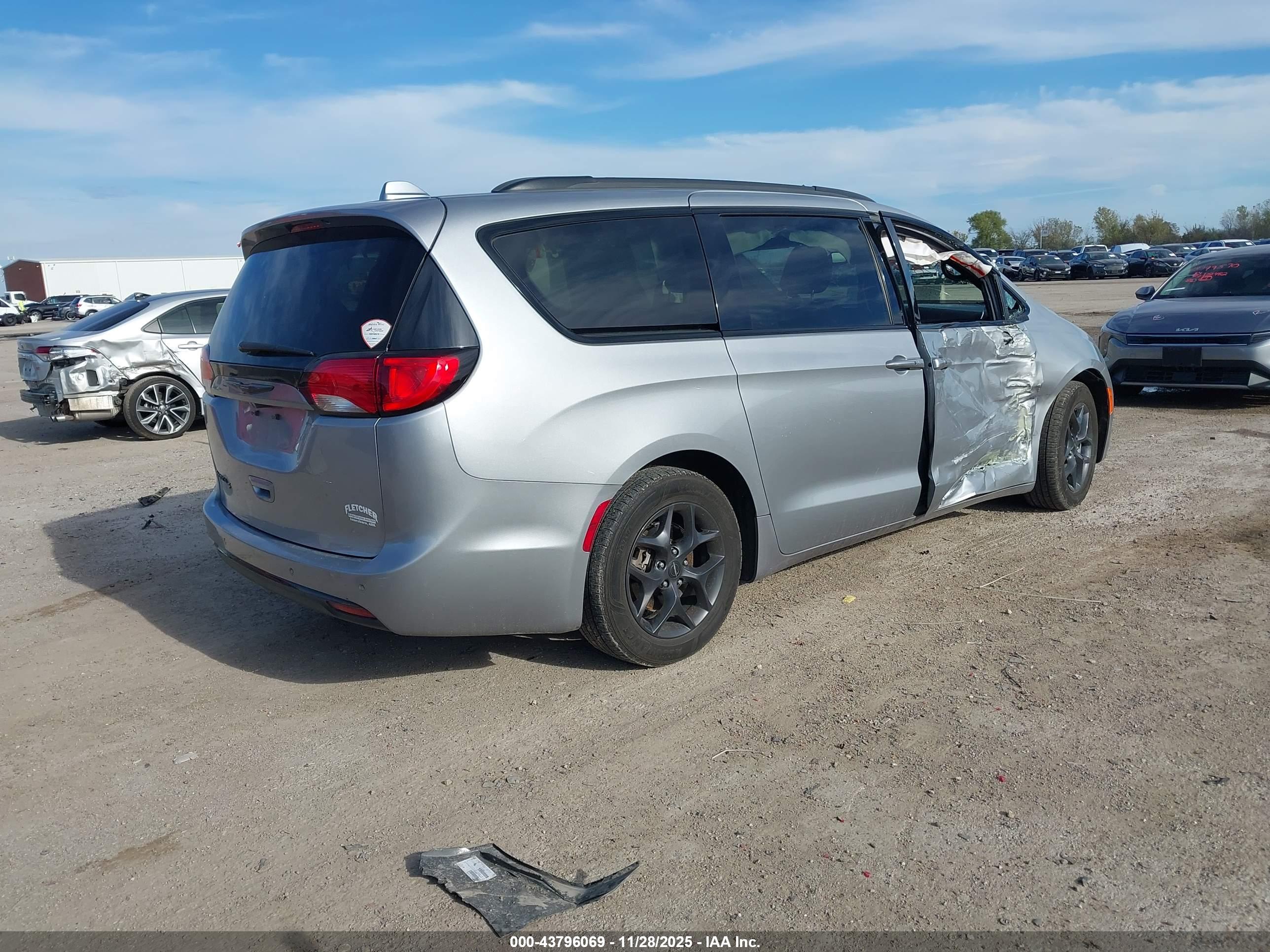 CHRYSLER PACIFICA image 4