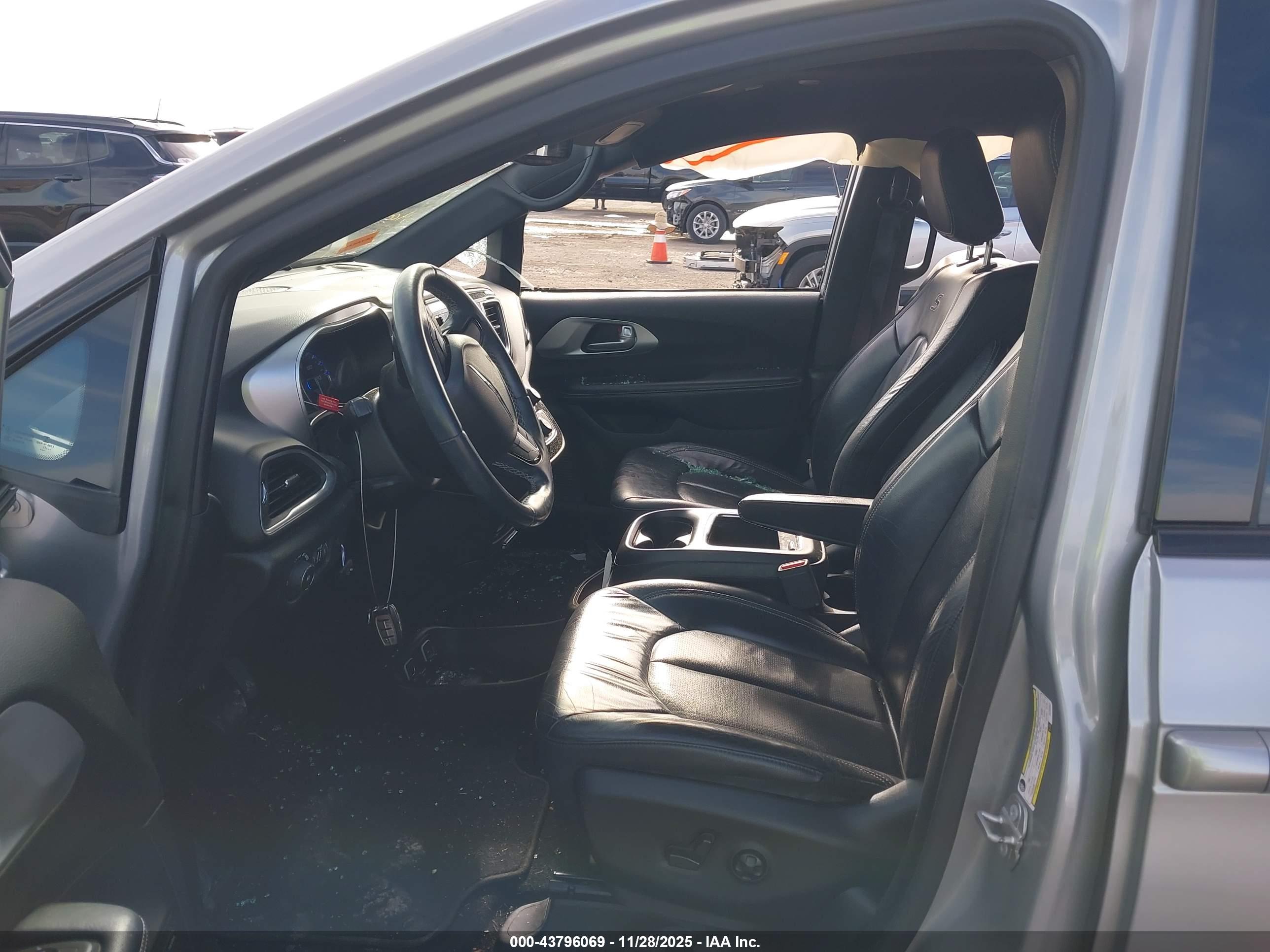 CHRYSLER PACIFICA image 5