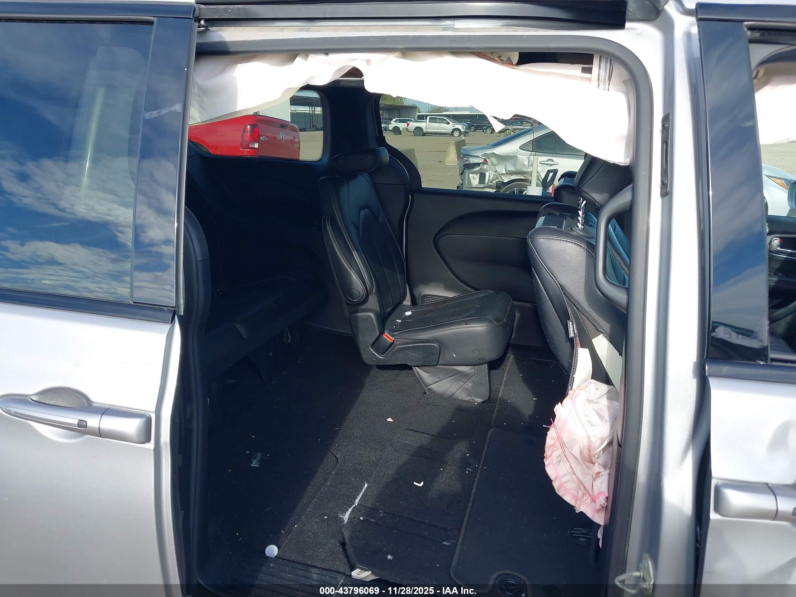 CHRYSLER PACIFICA image 8