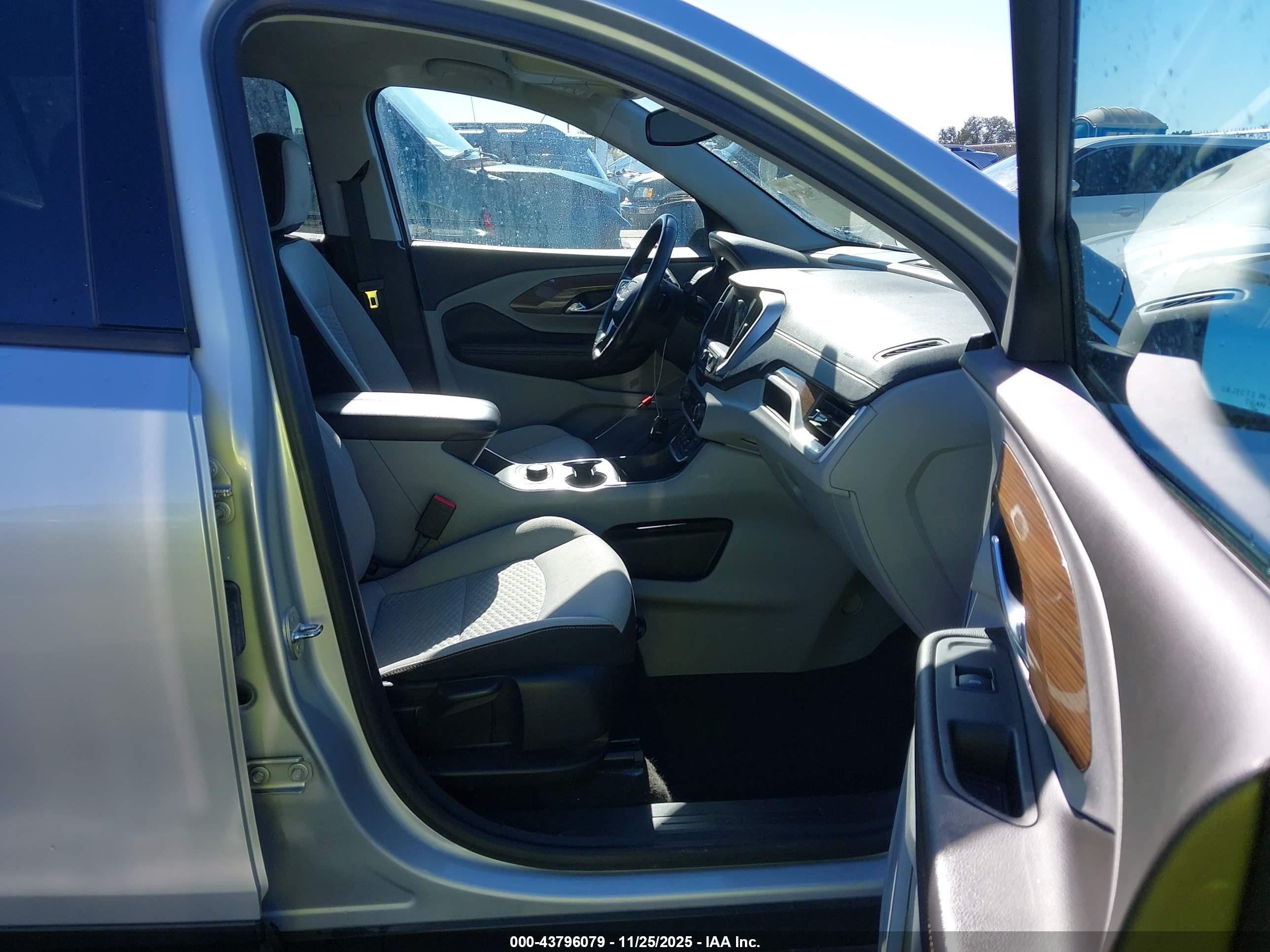 GMC TERRAIN image 5