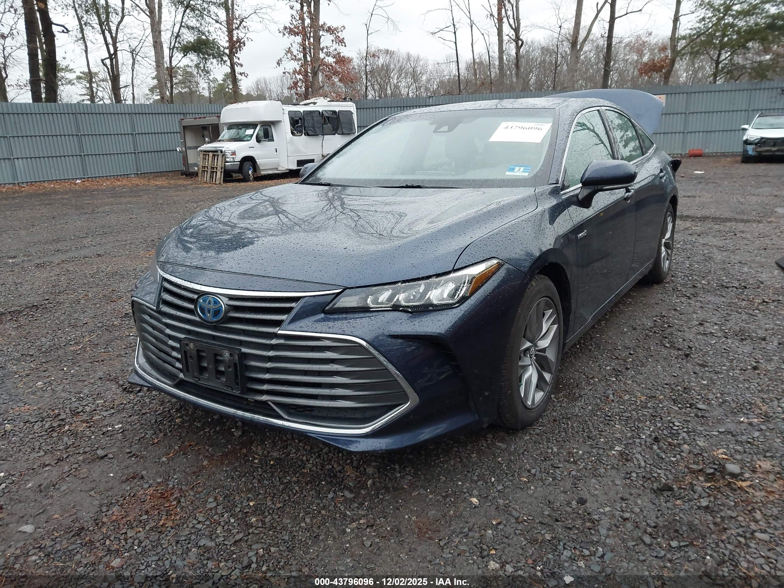 TOYOTA AVALON image 2