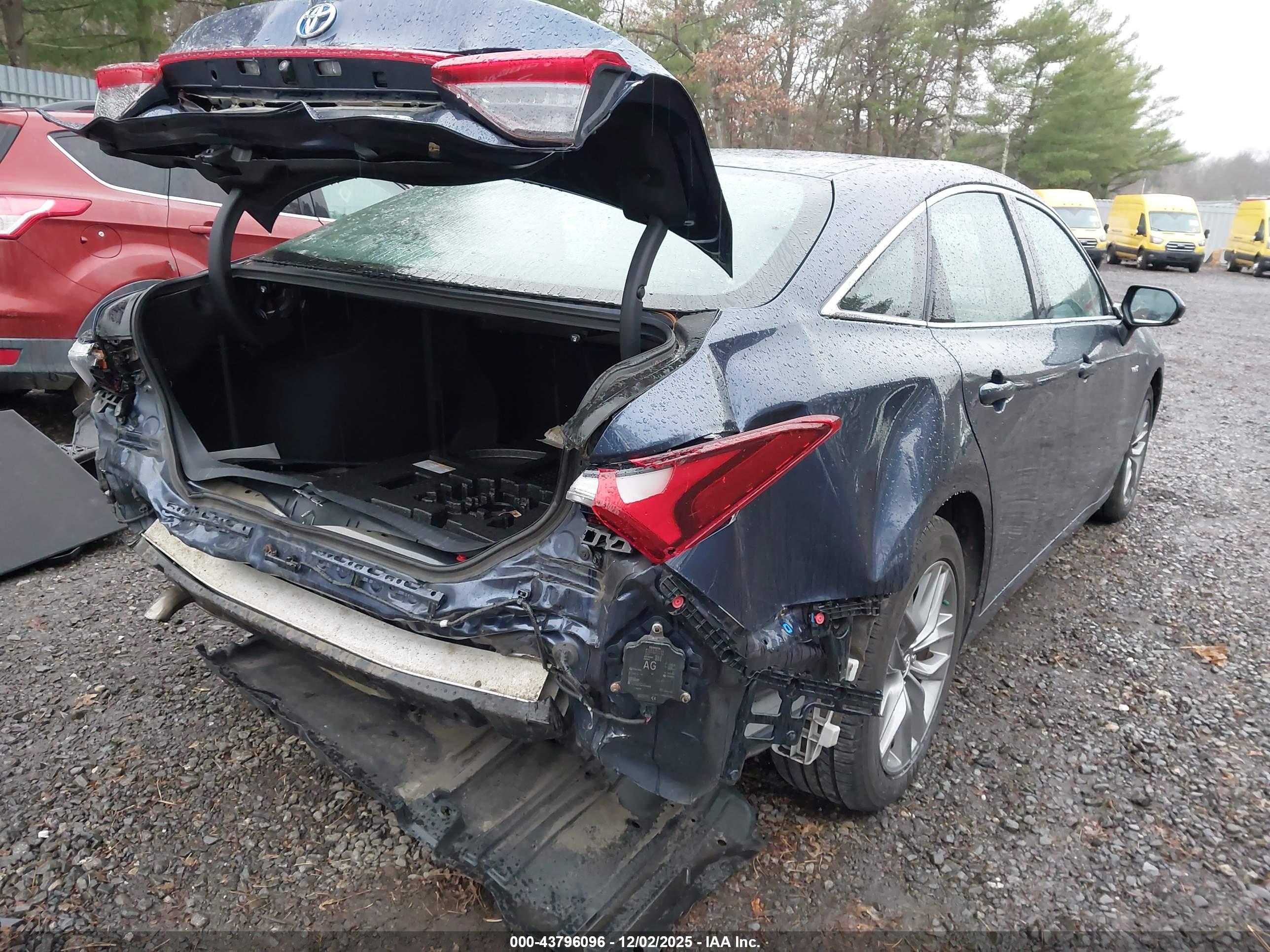 TOYOTA AVALON image 4