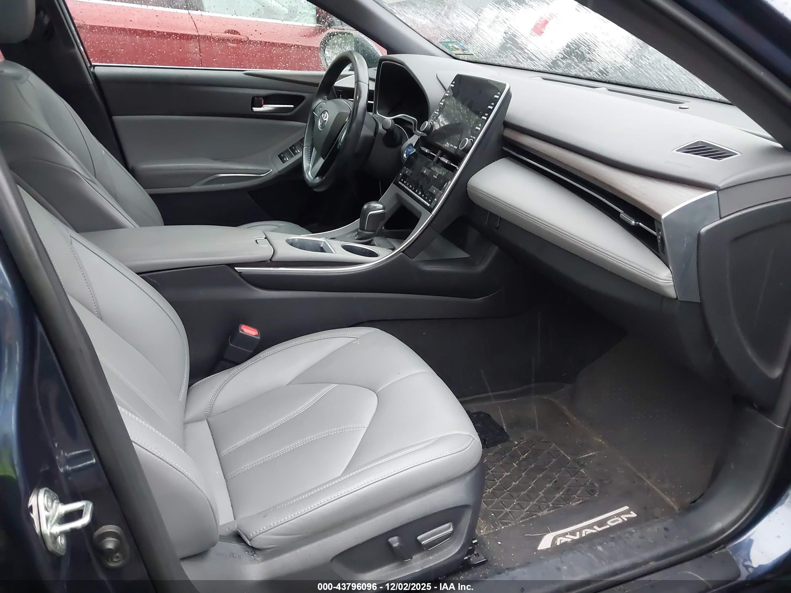 TOYOTA AVALON image 5