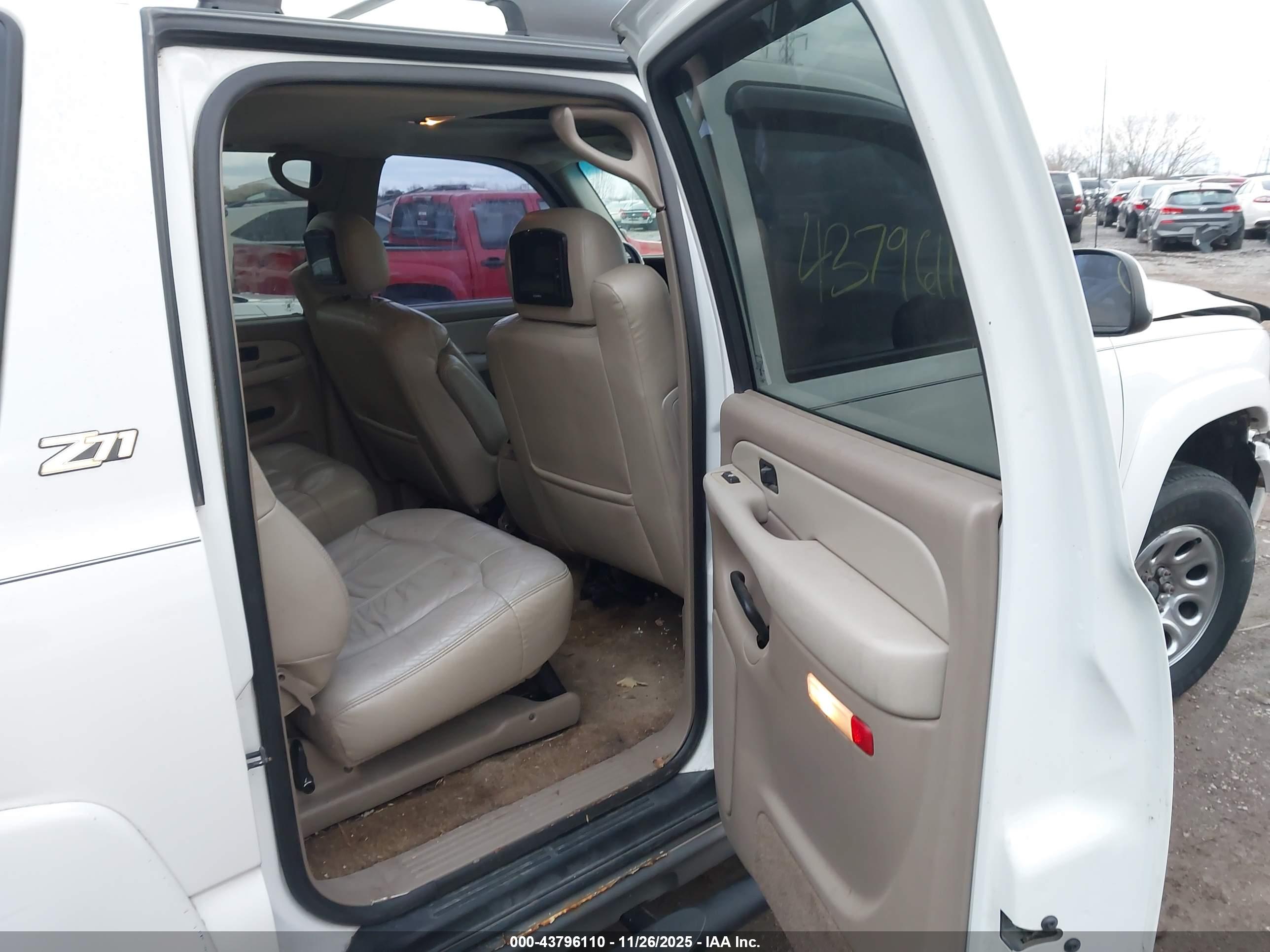 CHEVROLET SUBURBAN image 8