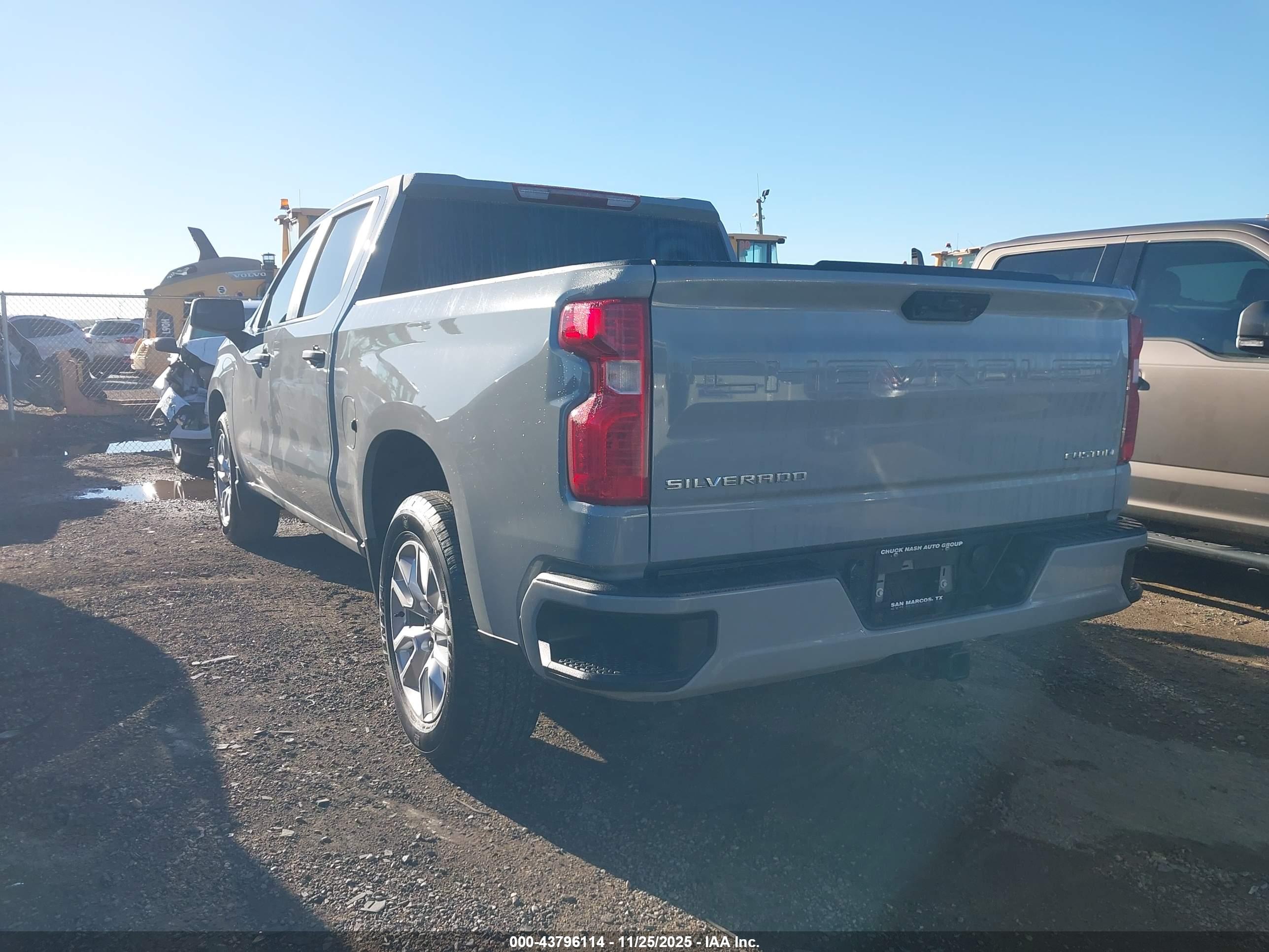 CHEVROLET SILVERADO image 3