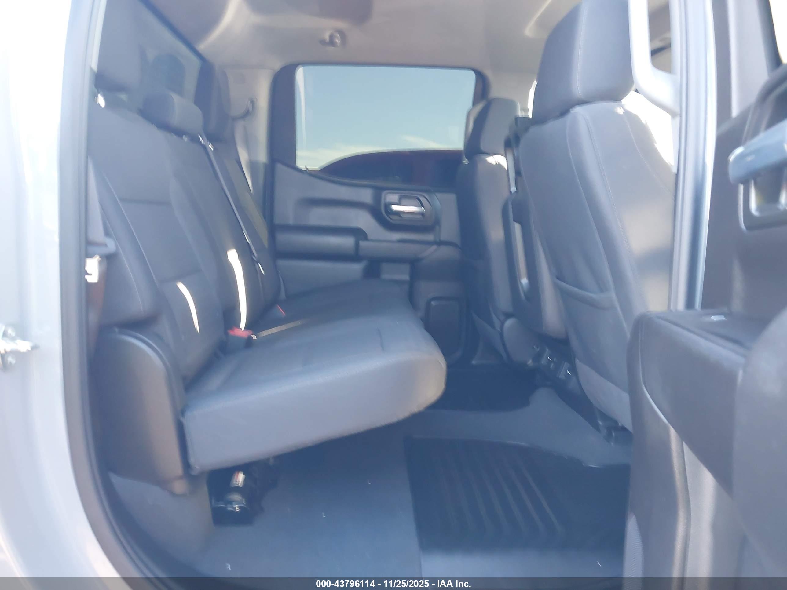 CHEVROLET SILVERADO image 8