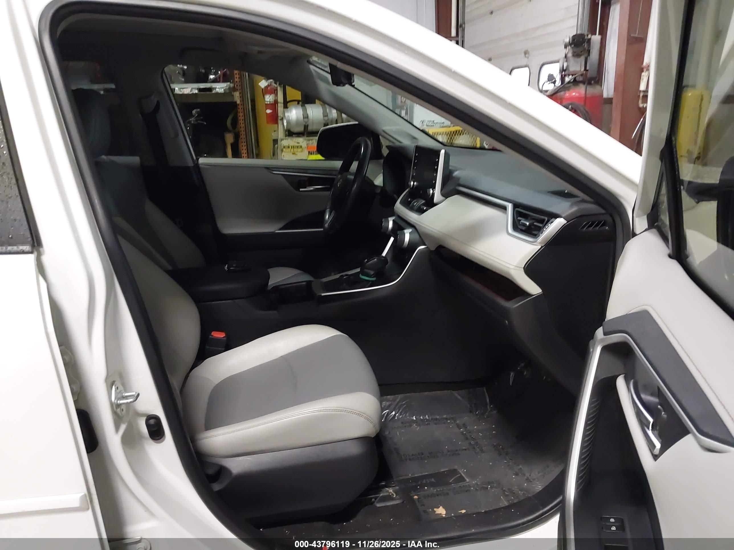 TOYOTA RAV4 image 5