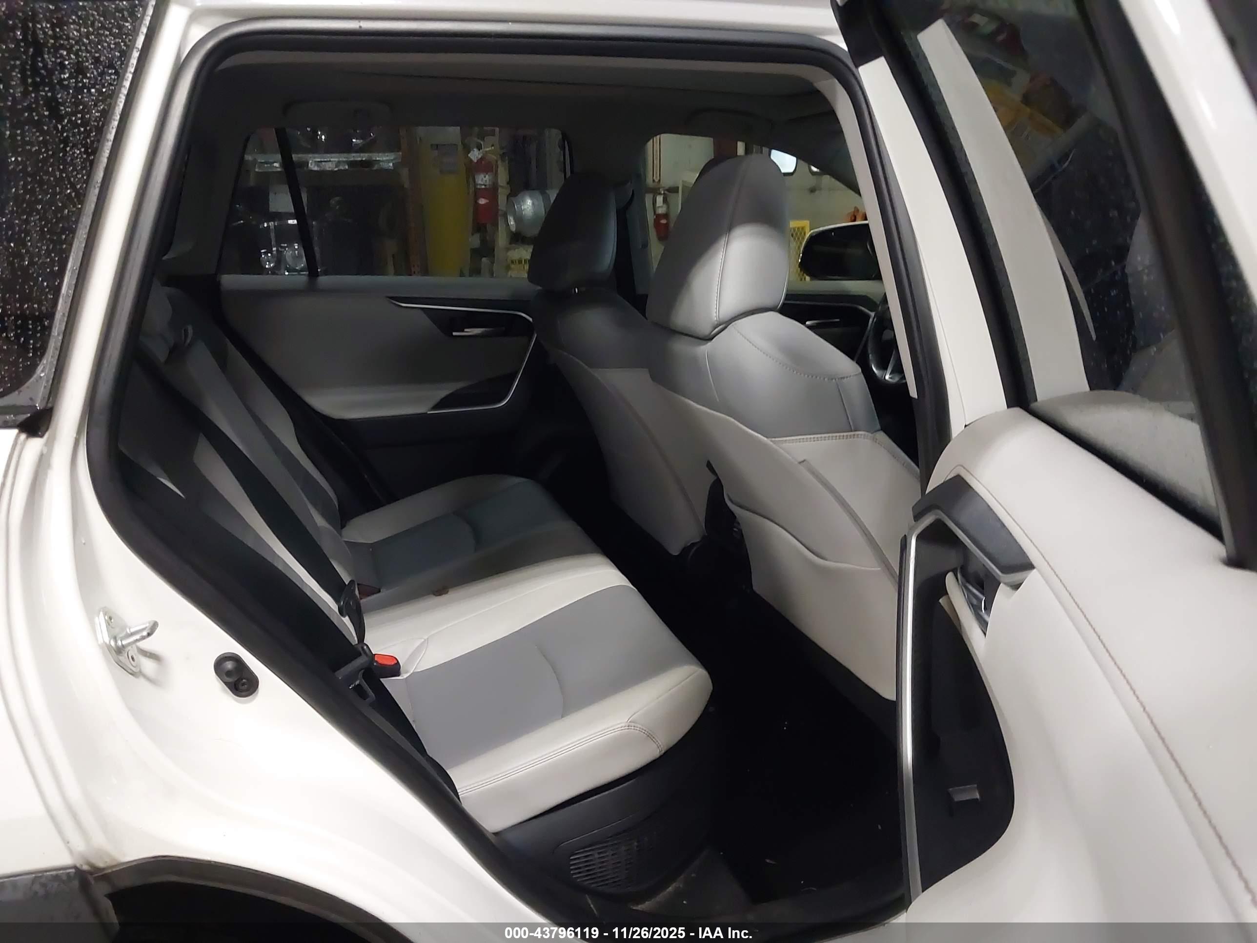 TOYOTA RAV4 image 8
