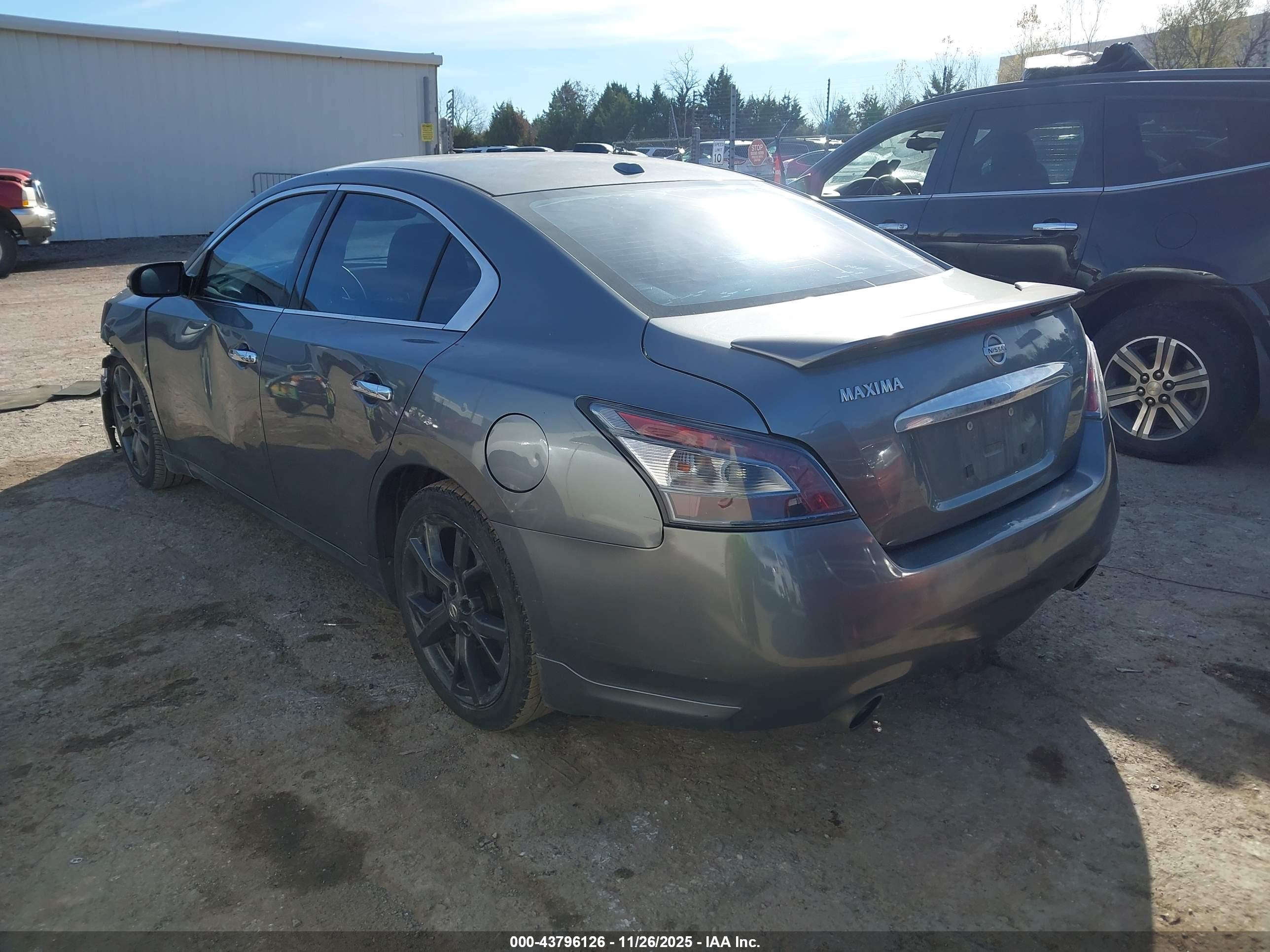 NISSAN MAXIMA image 3