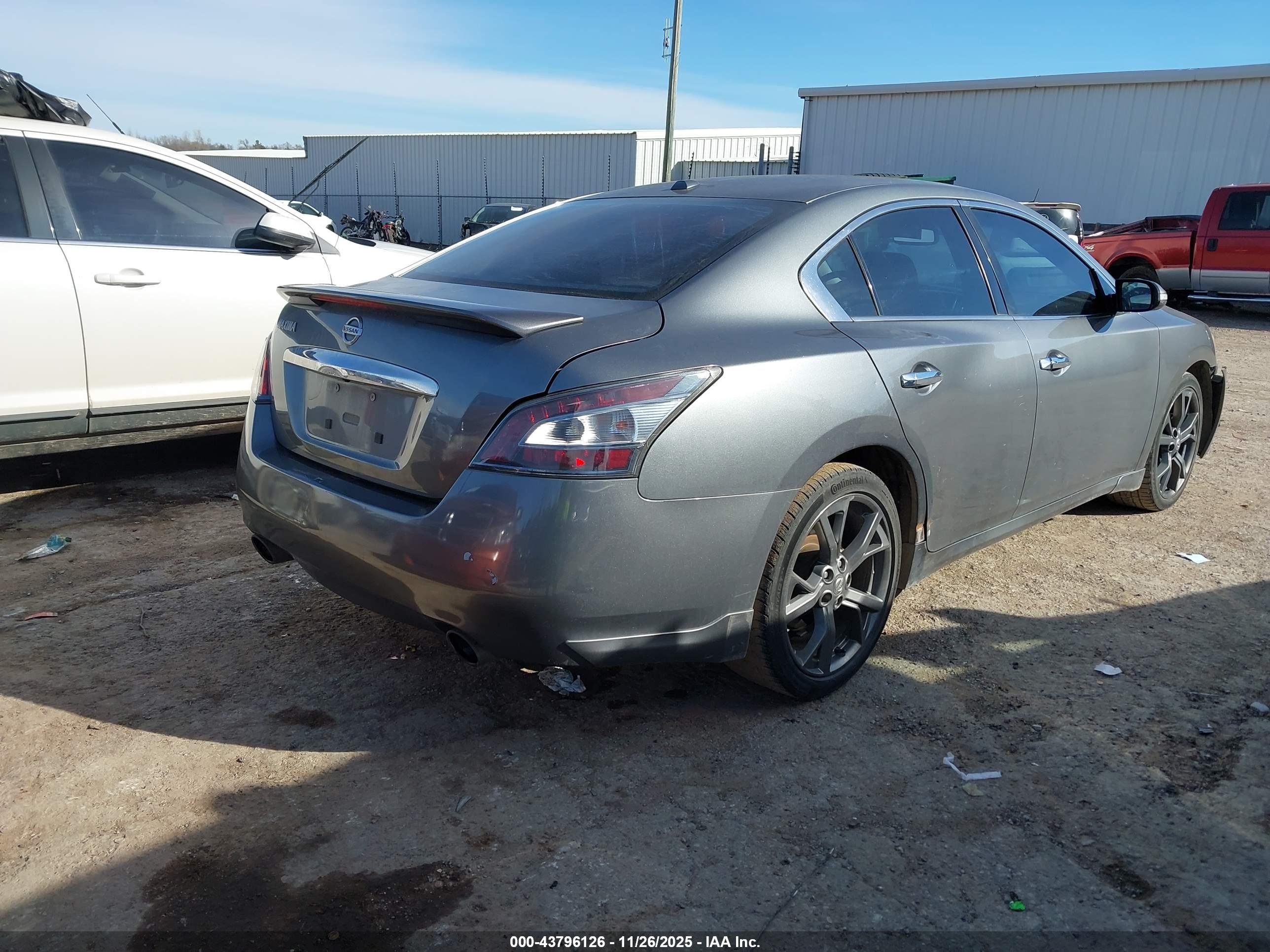 NISSAN MAXIMA image 4