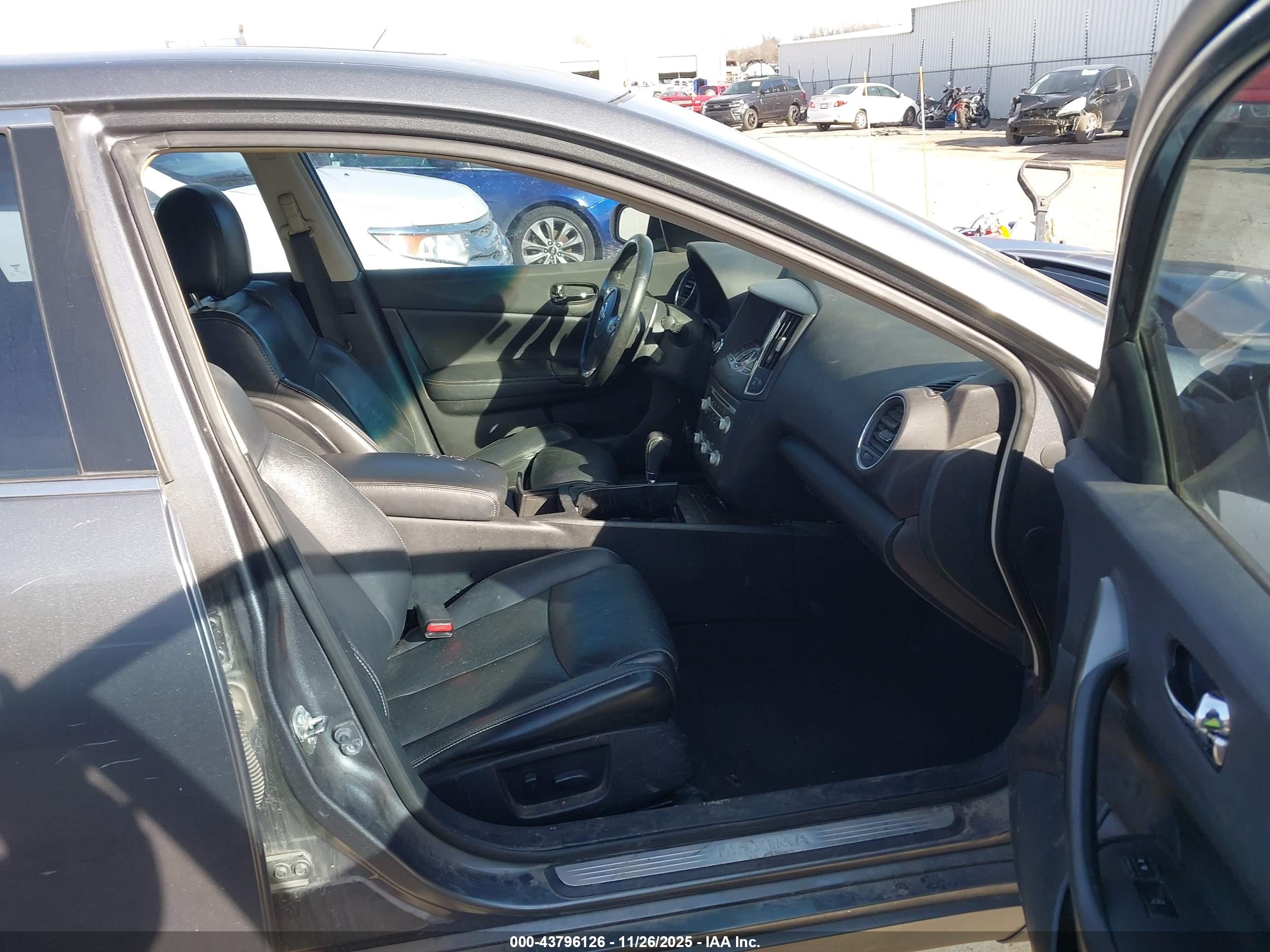 NISSAN MAXIMA image 5