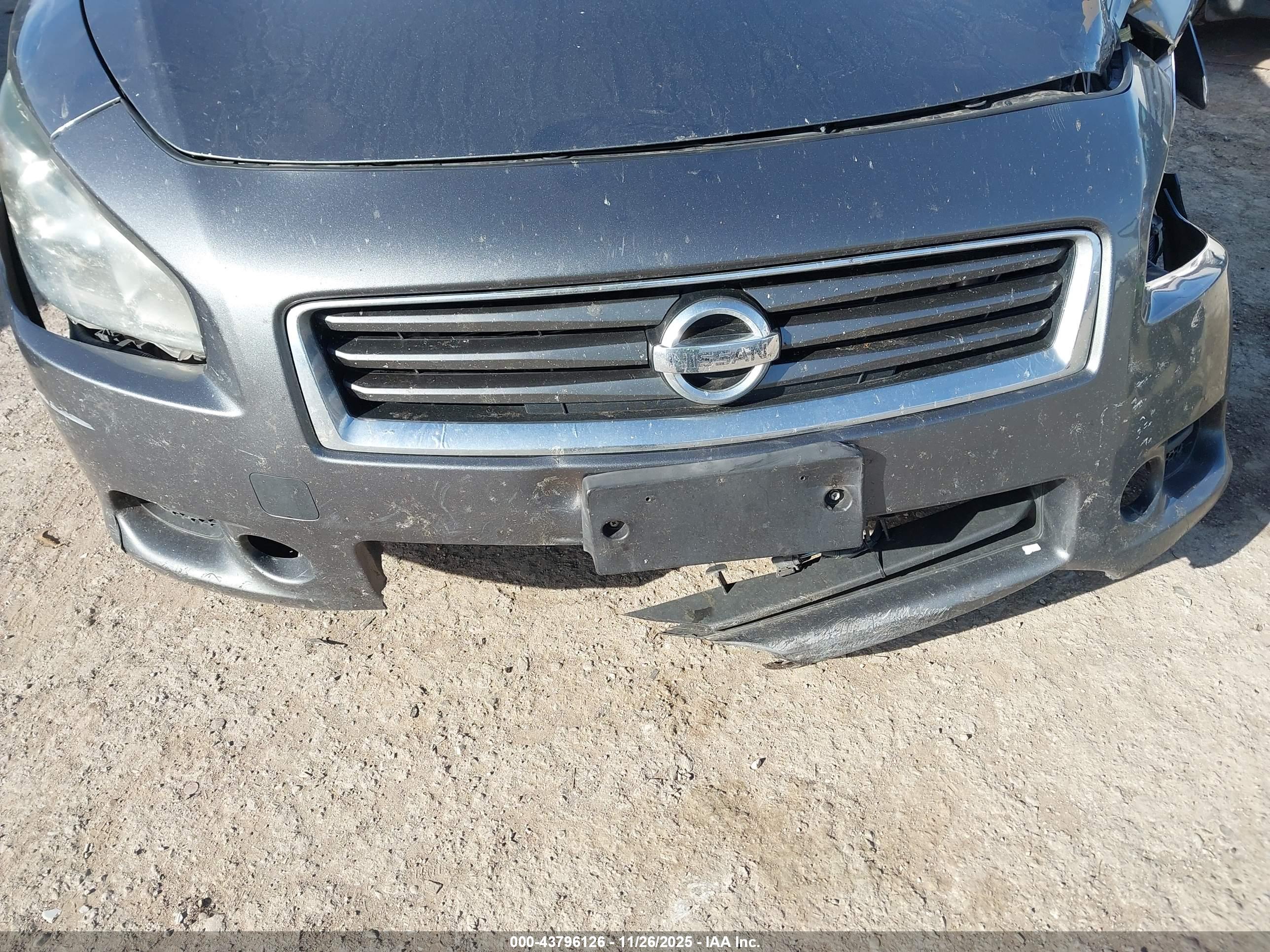 NISSAN MAXIMA image 6