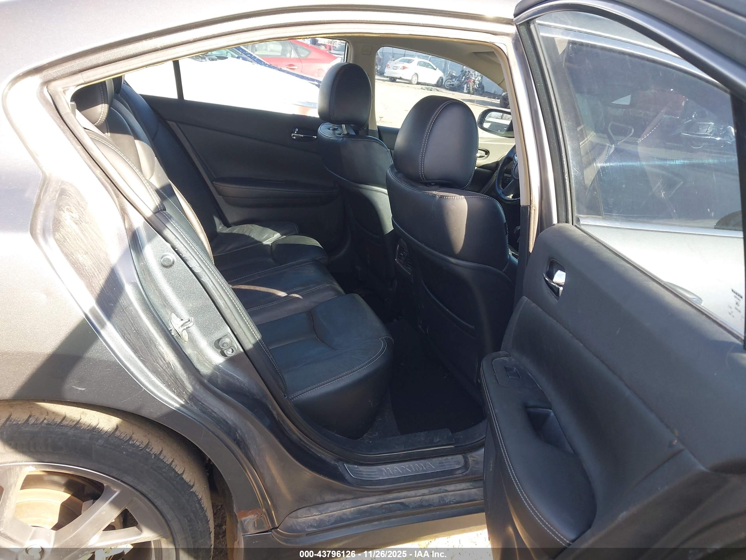 NISSAN MAXIMA image 8