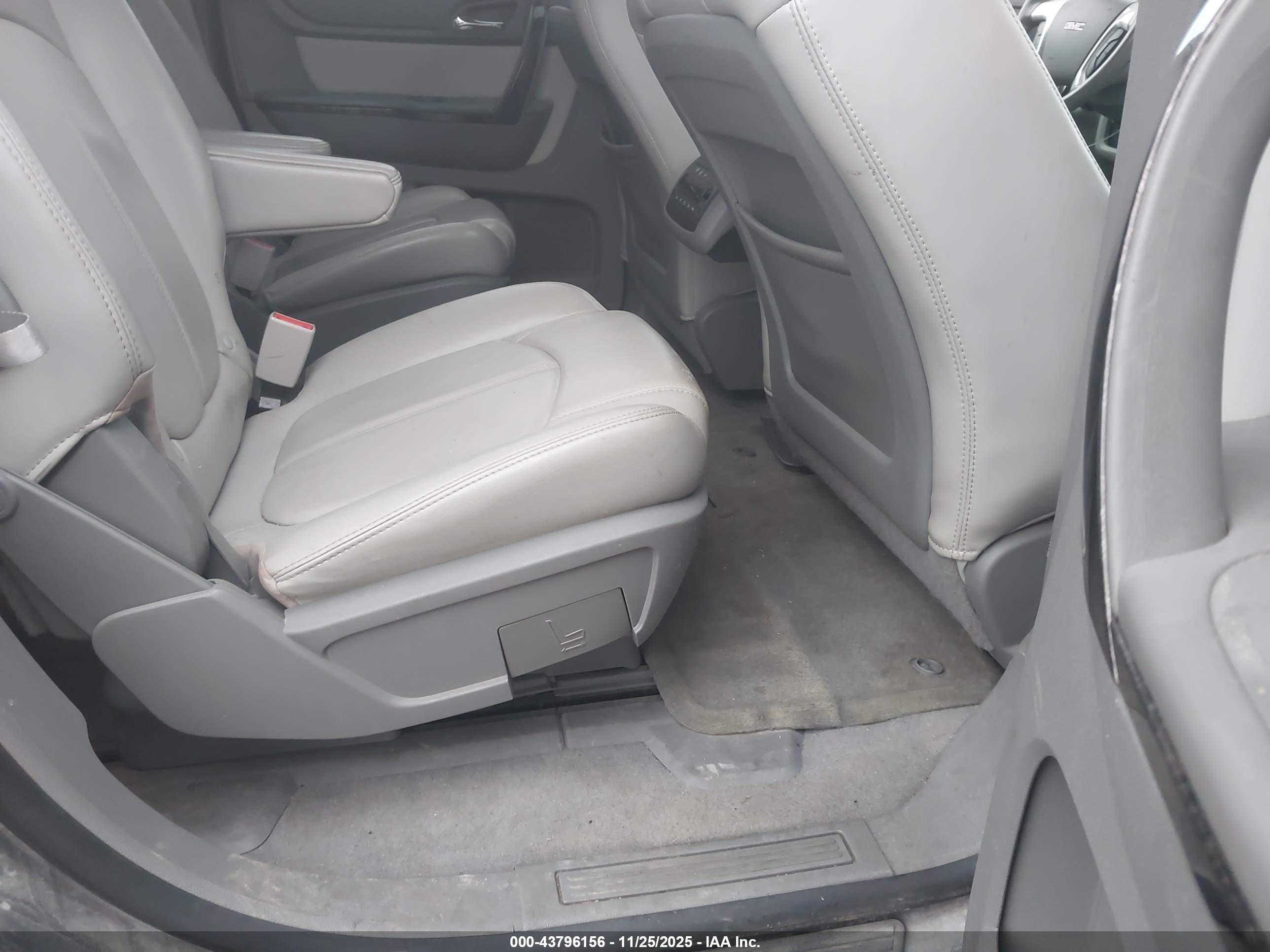 GMC ACADIA image 8