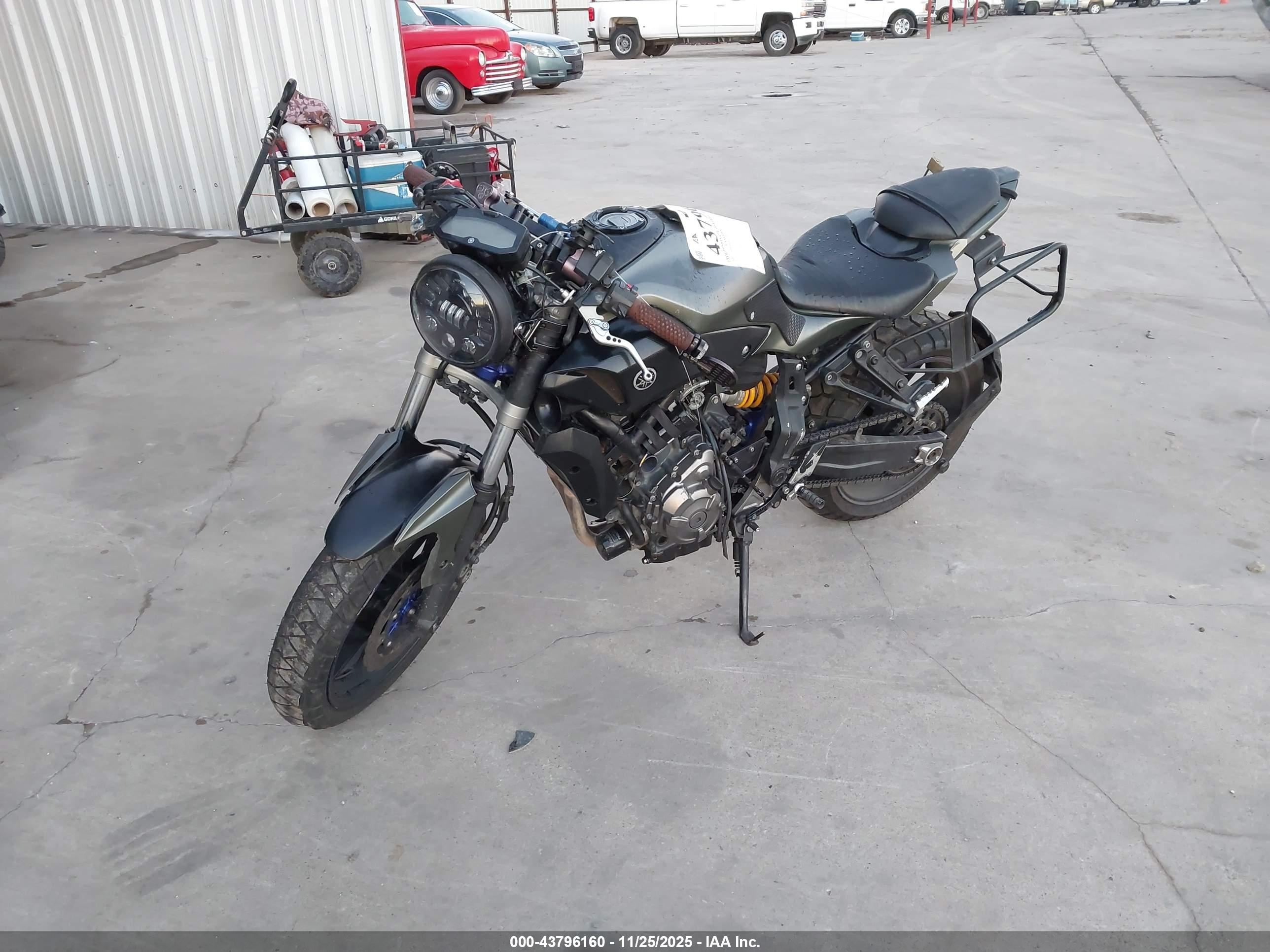 YAMAHA FZ07 image 2