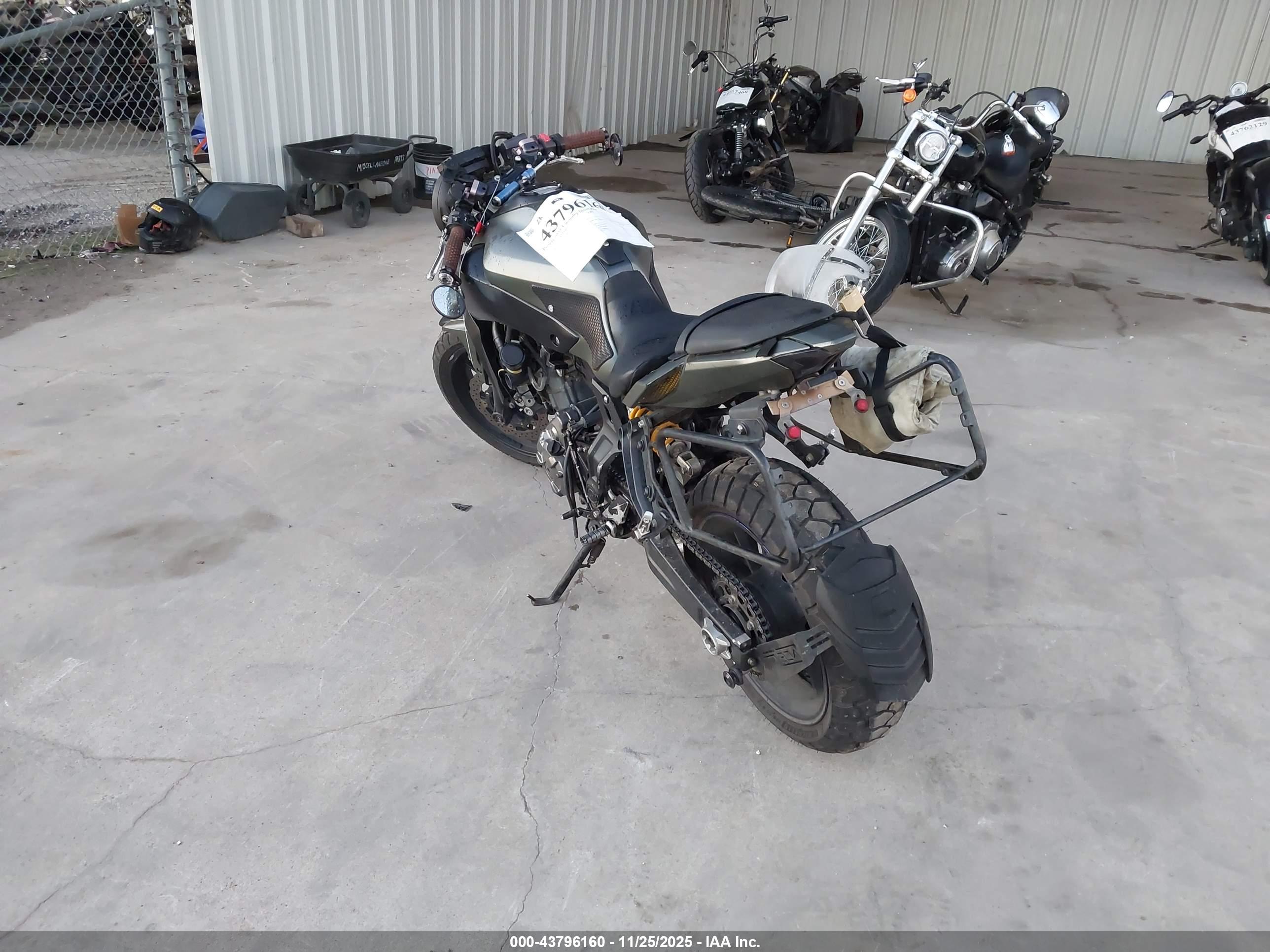 YAMAHA FZ07 image 3