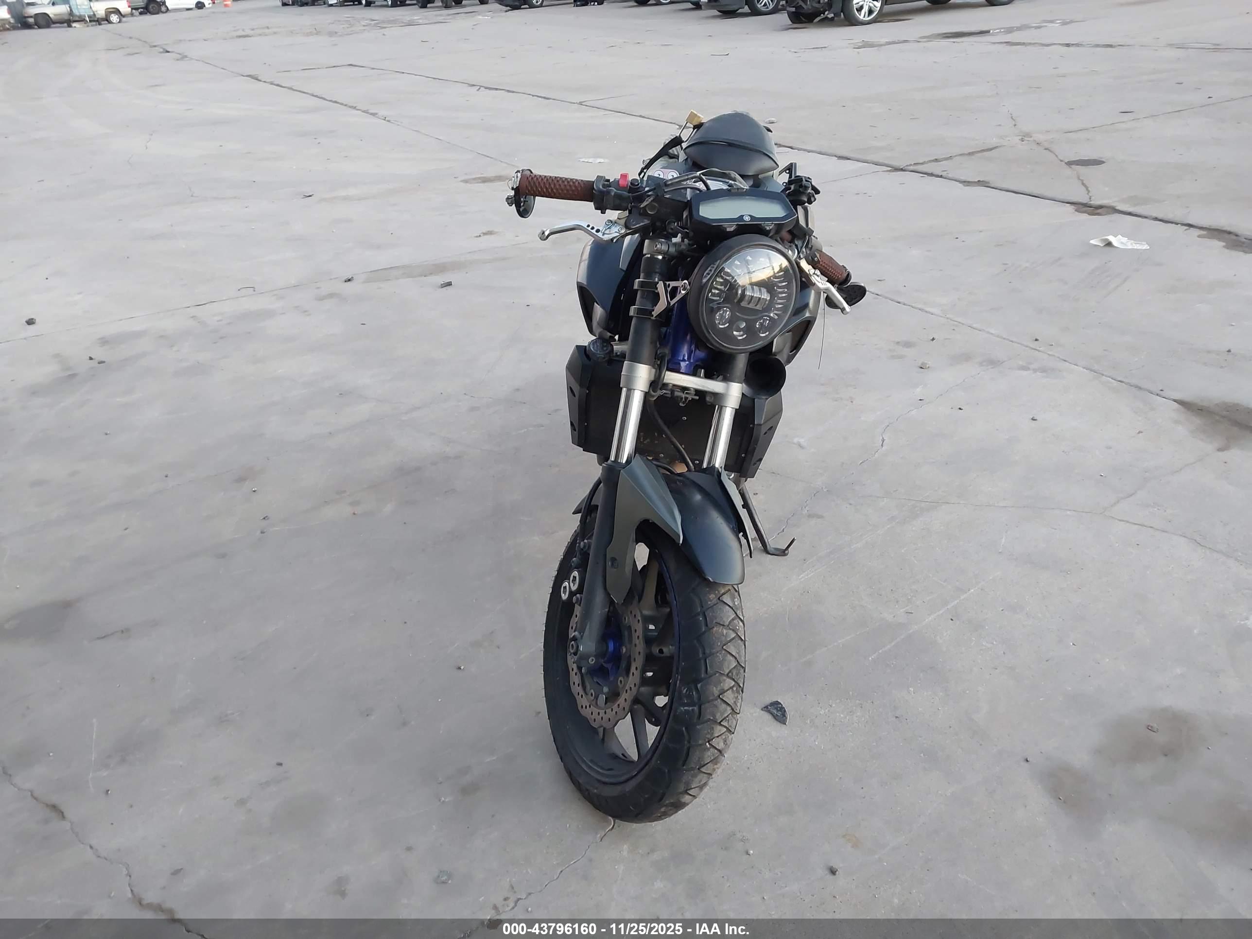 YAMAHA FZ07 image 5