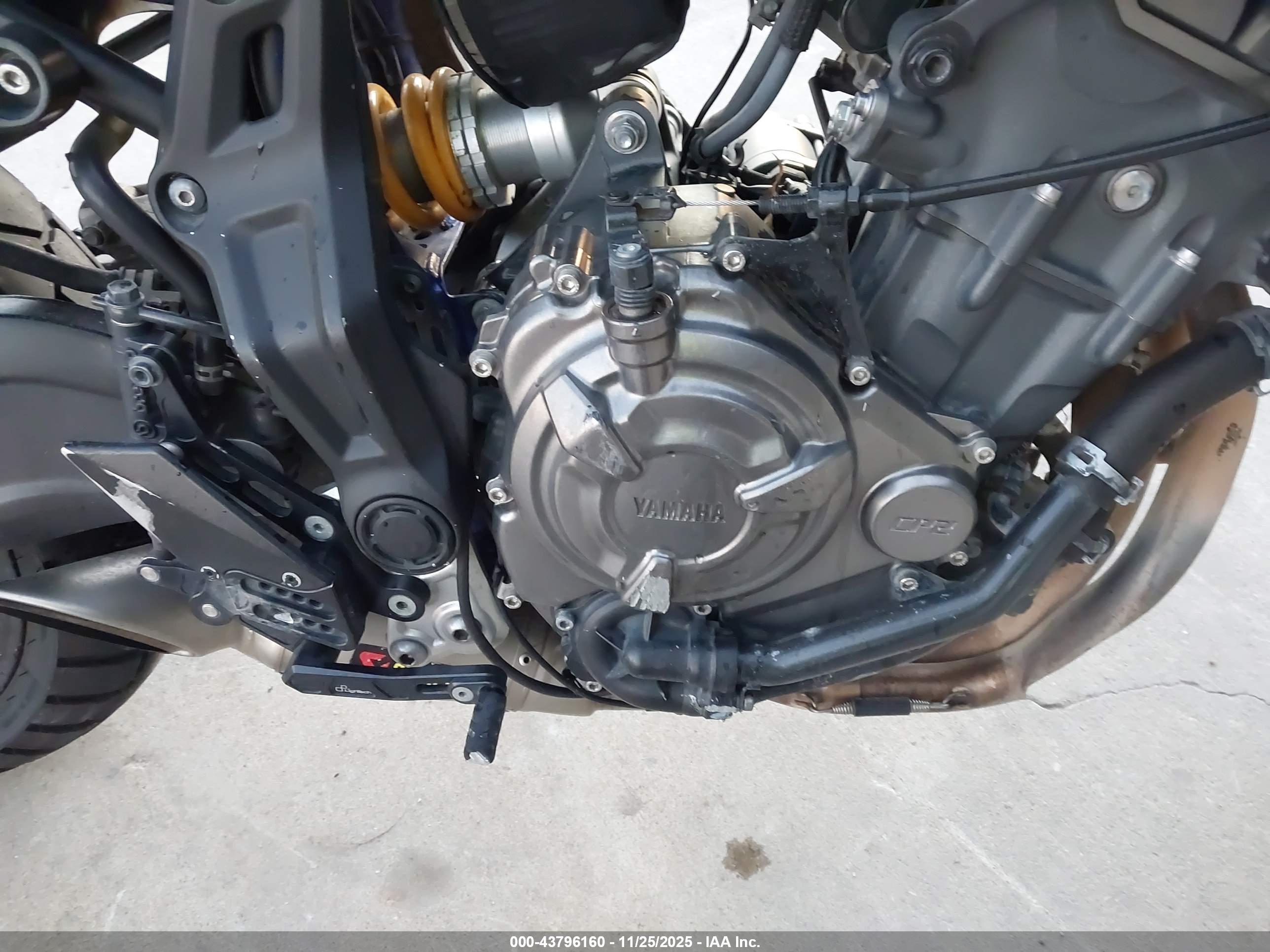 YAMAHA FZ07 image 8