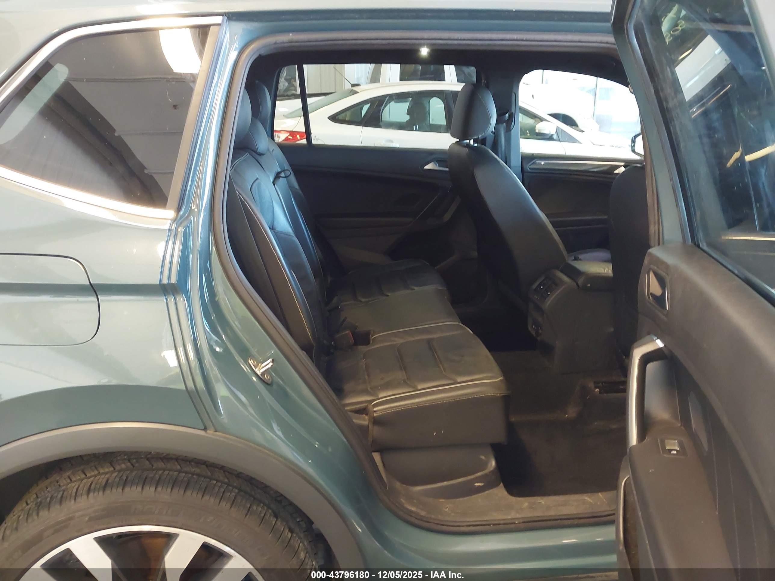VOLKSWAGEN TIGUAN image 8