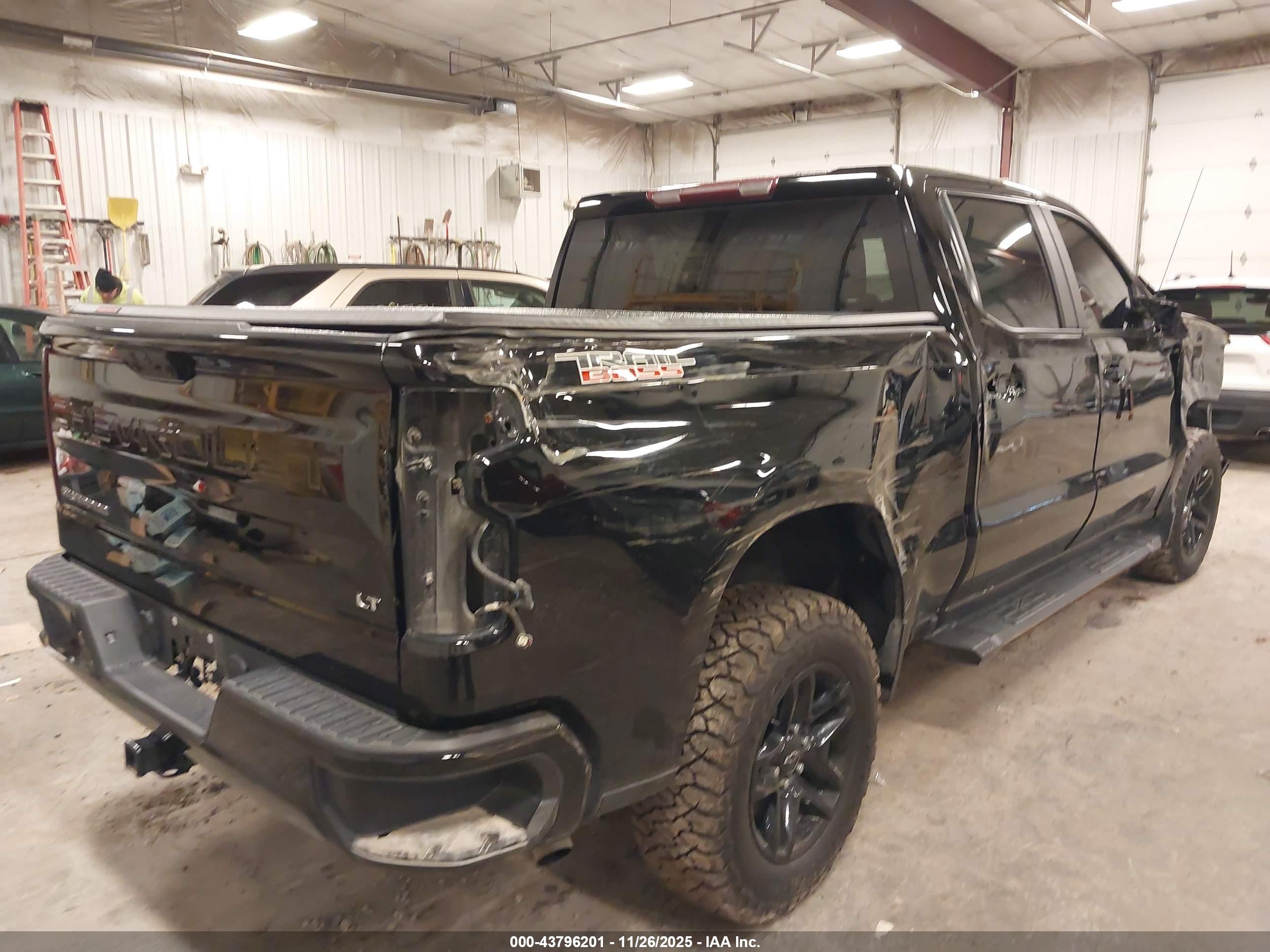 CHEVROLET SILVERADO image 4