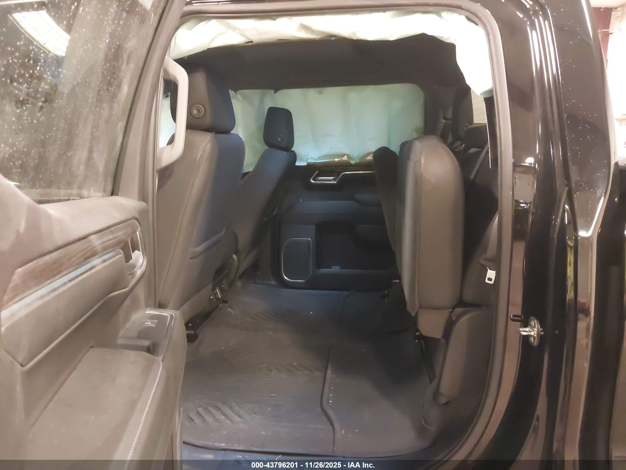 CHEVROLET SILVERADO image 8
