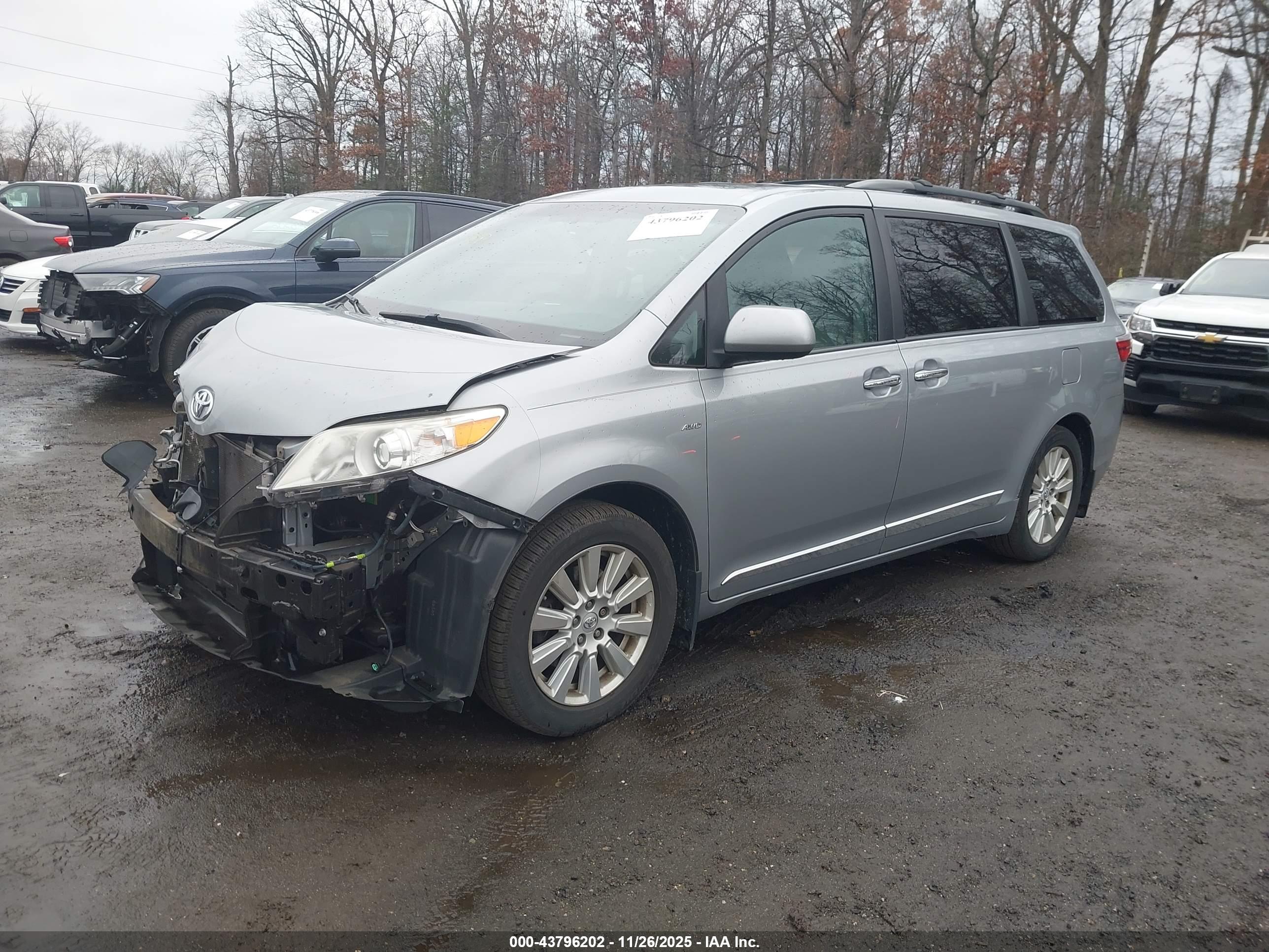 TOYOTA SIENNA image 2