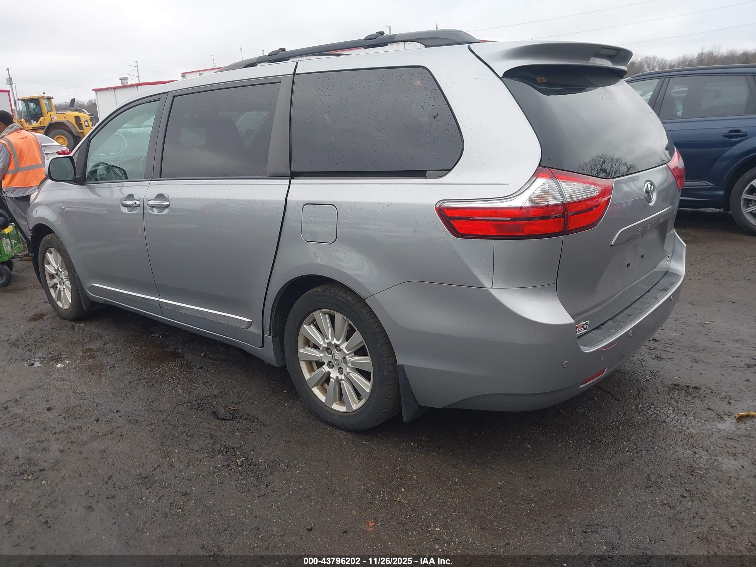 TOYOTA SIENNA image 3