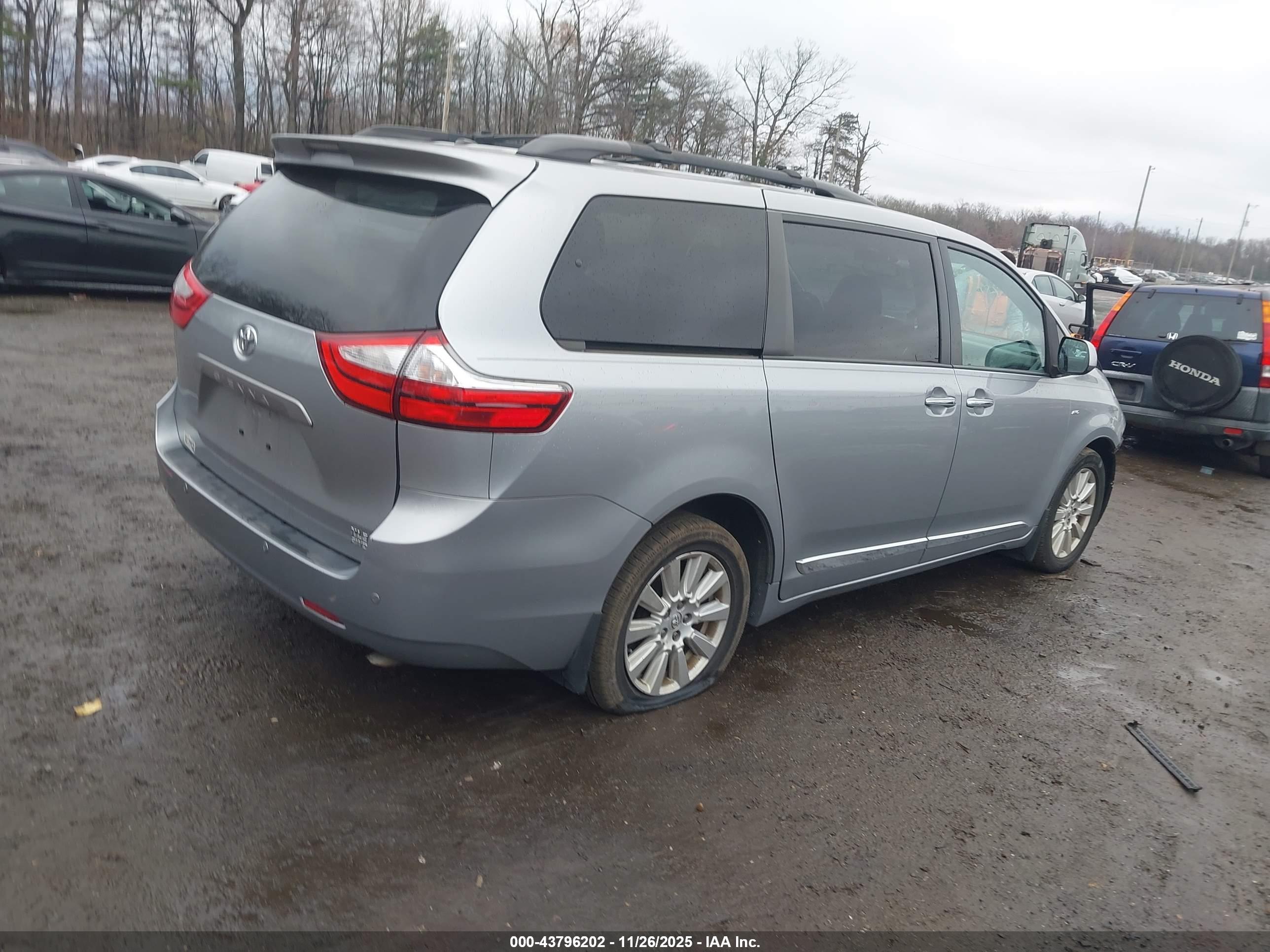 TOYOTA SIENNA image 4