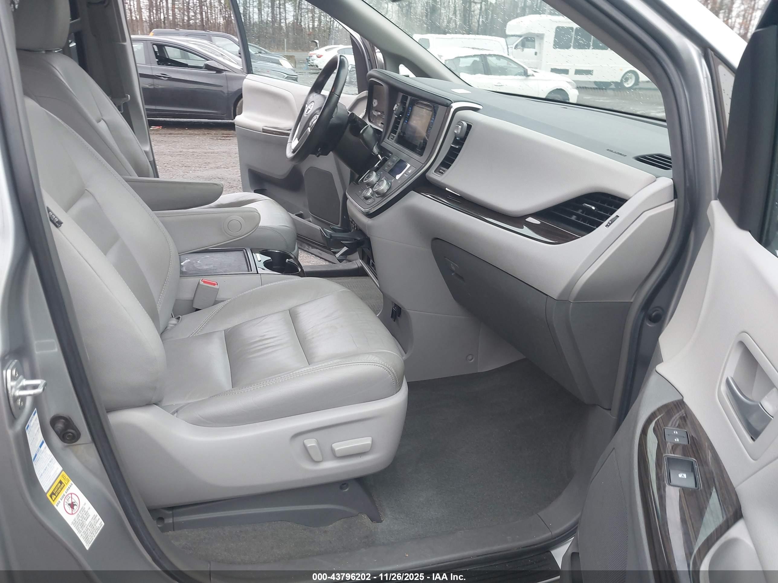 TOYOTA SIENNA image 5