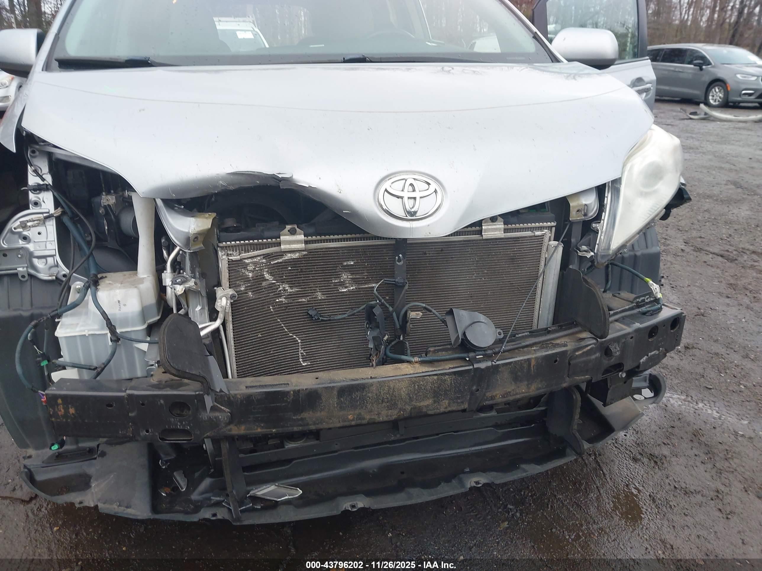 TOYOTA SIENNA image 6