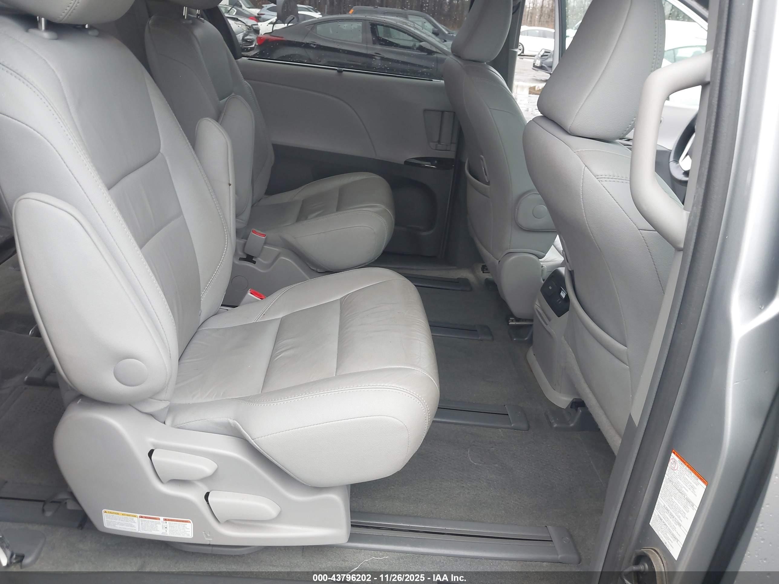 TOYOTA SIENNA image 8