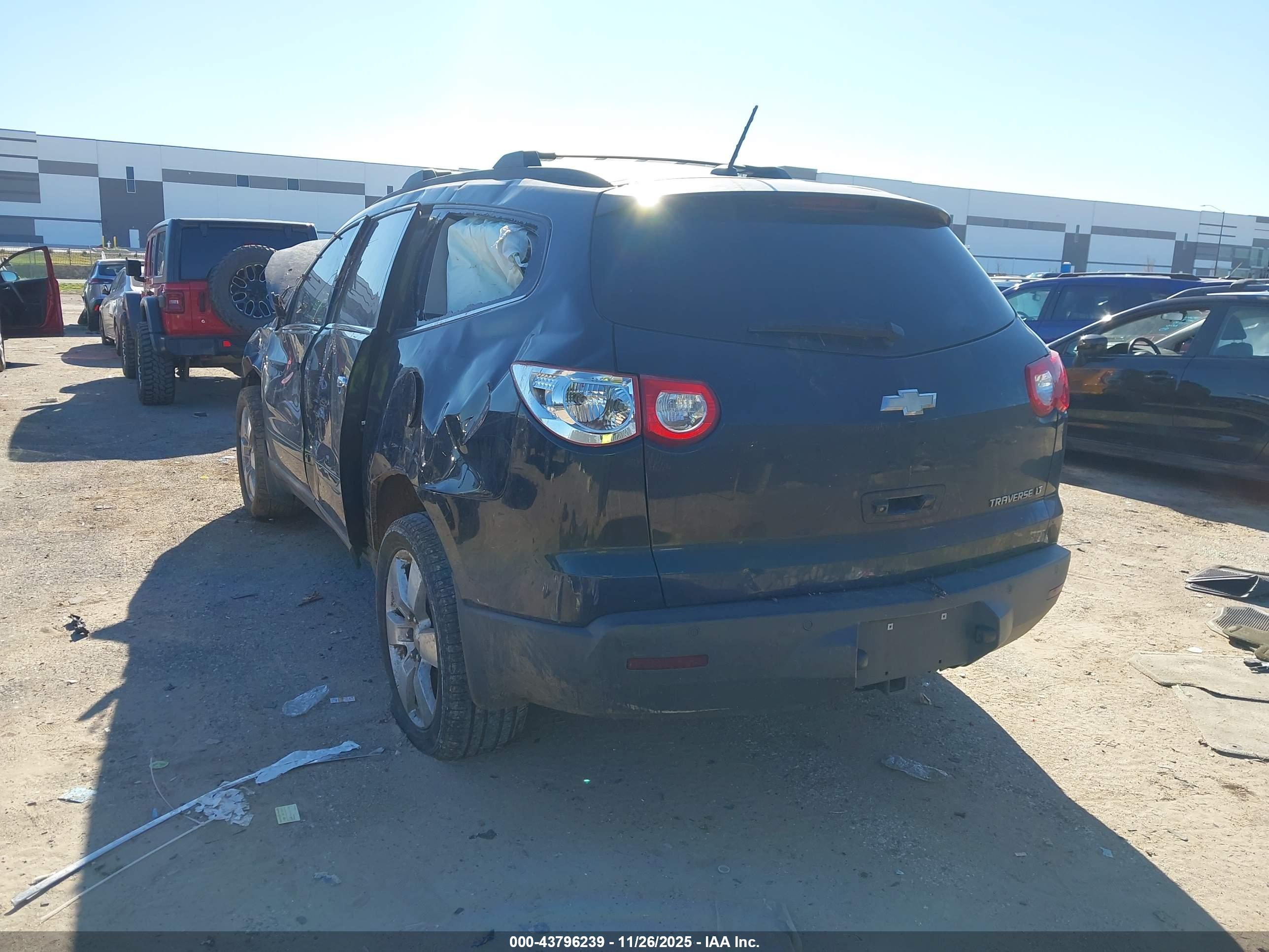 CHEVROLET TRAVERSE image 3