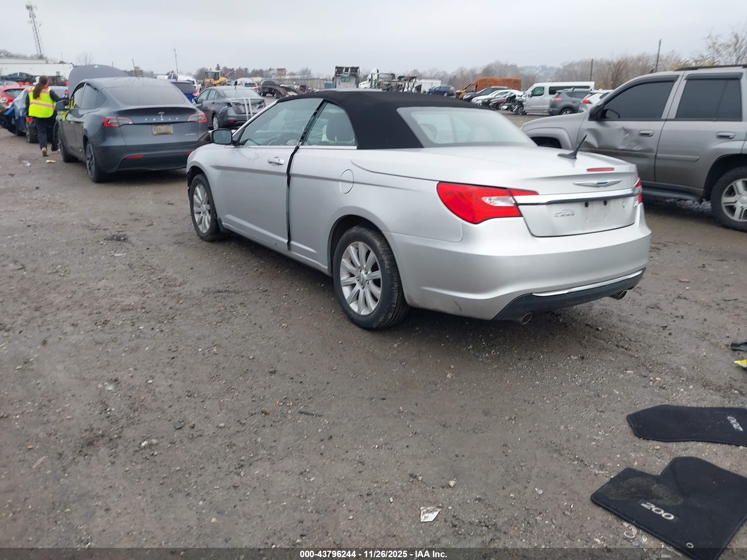 CHRYSLER 200 image 3