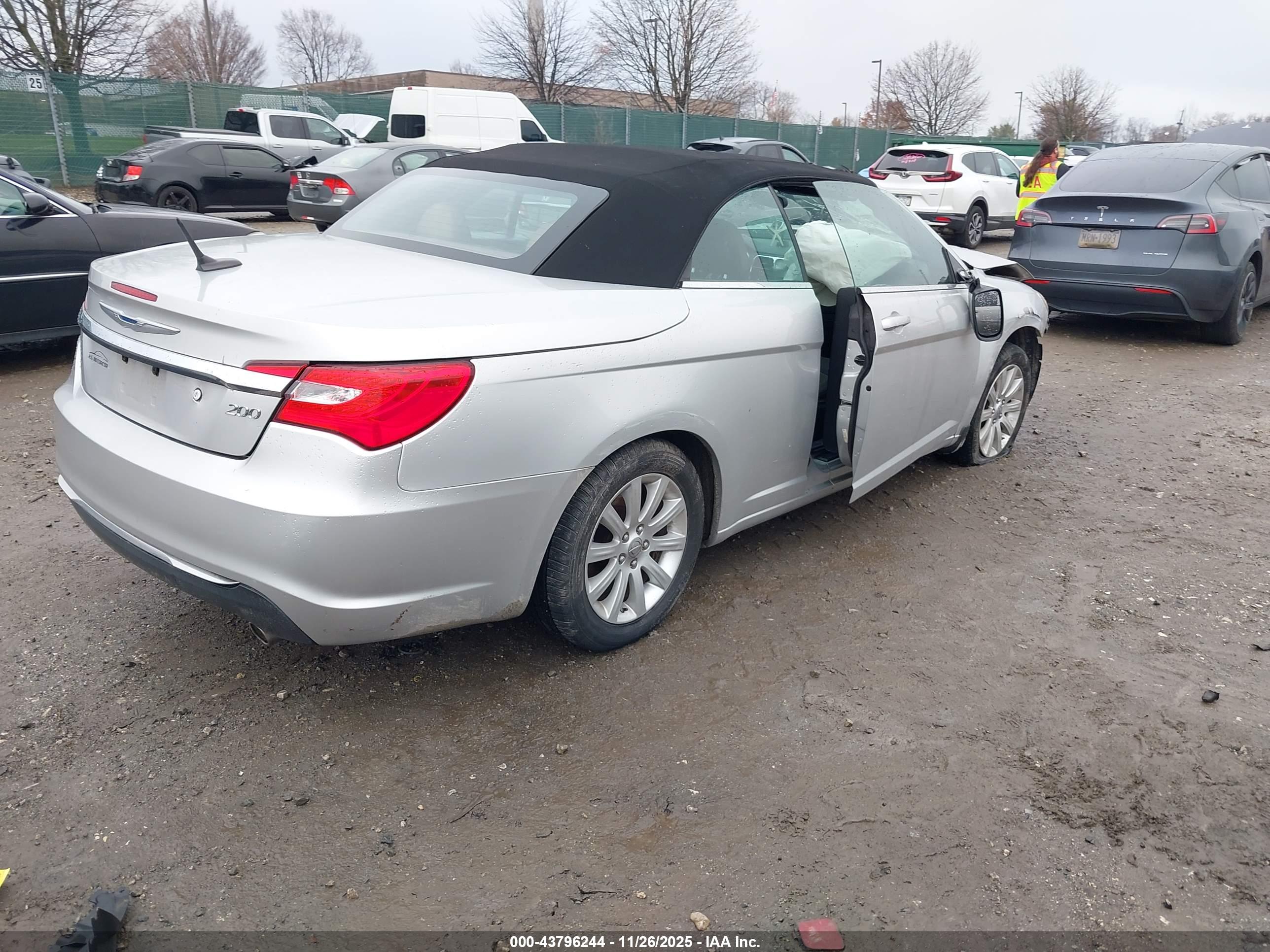 CHRYSLER 200 image 4