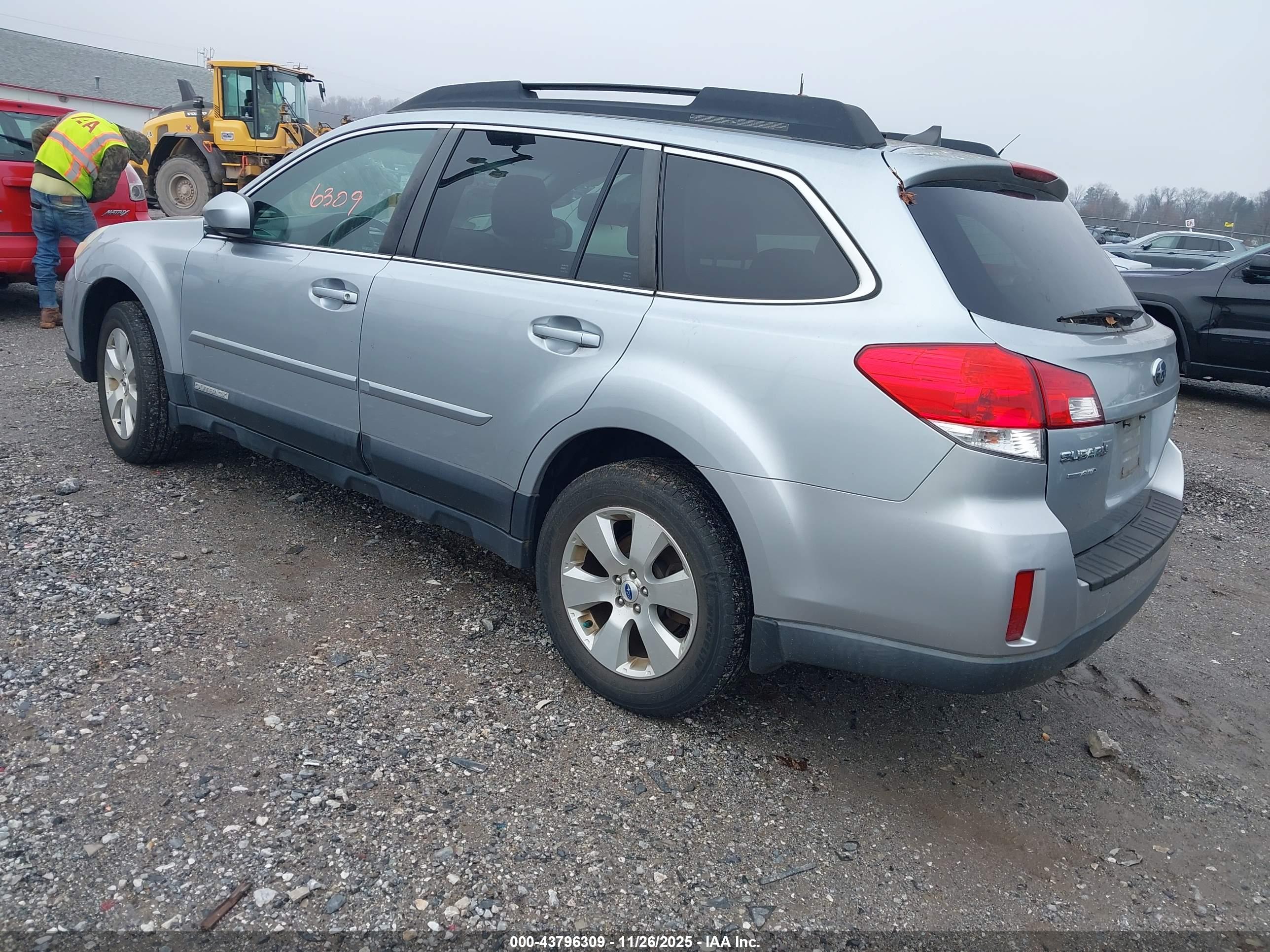 SUBARU OUTBACK image 3