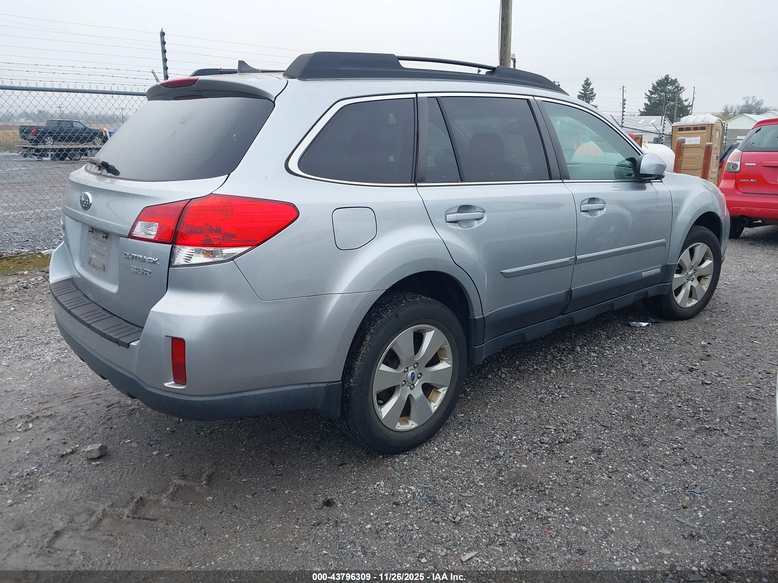 SUBARU OUTBACK image 4