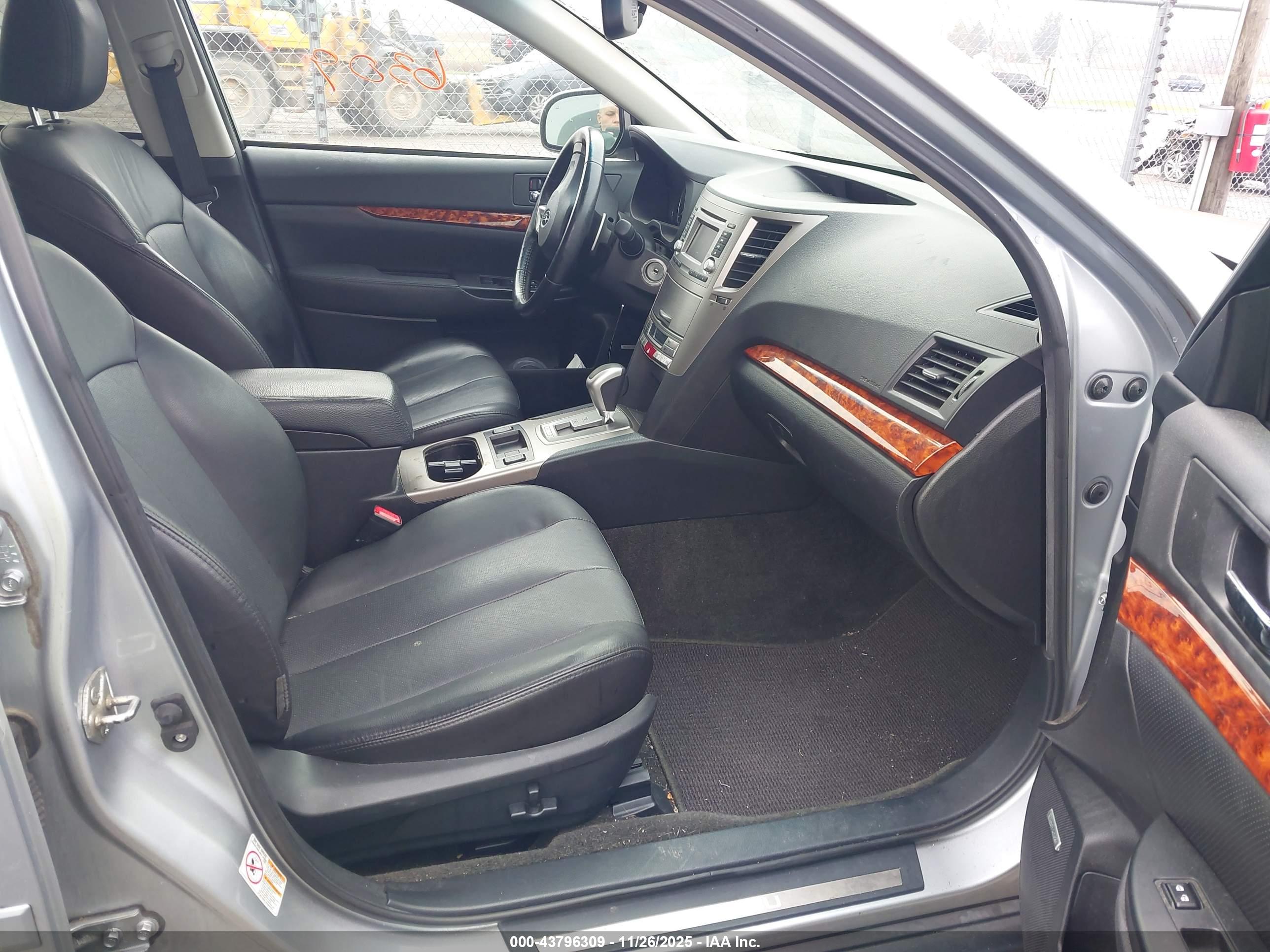 SUBARU OUTBACK image 5