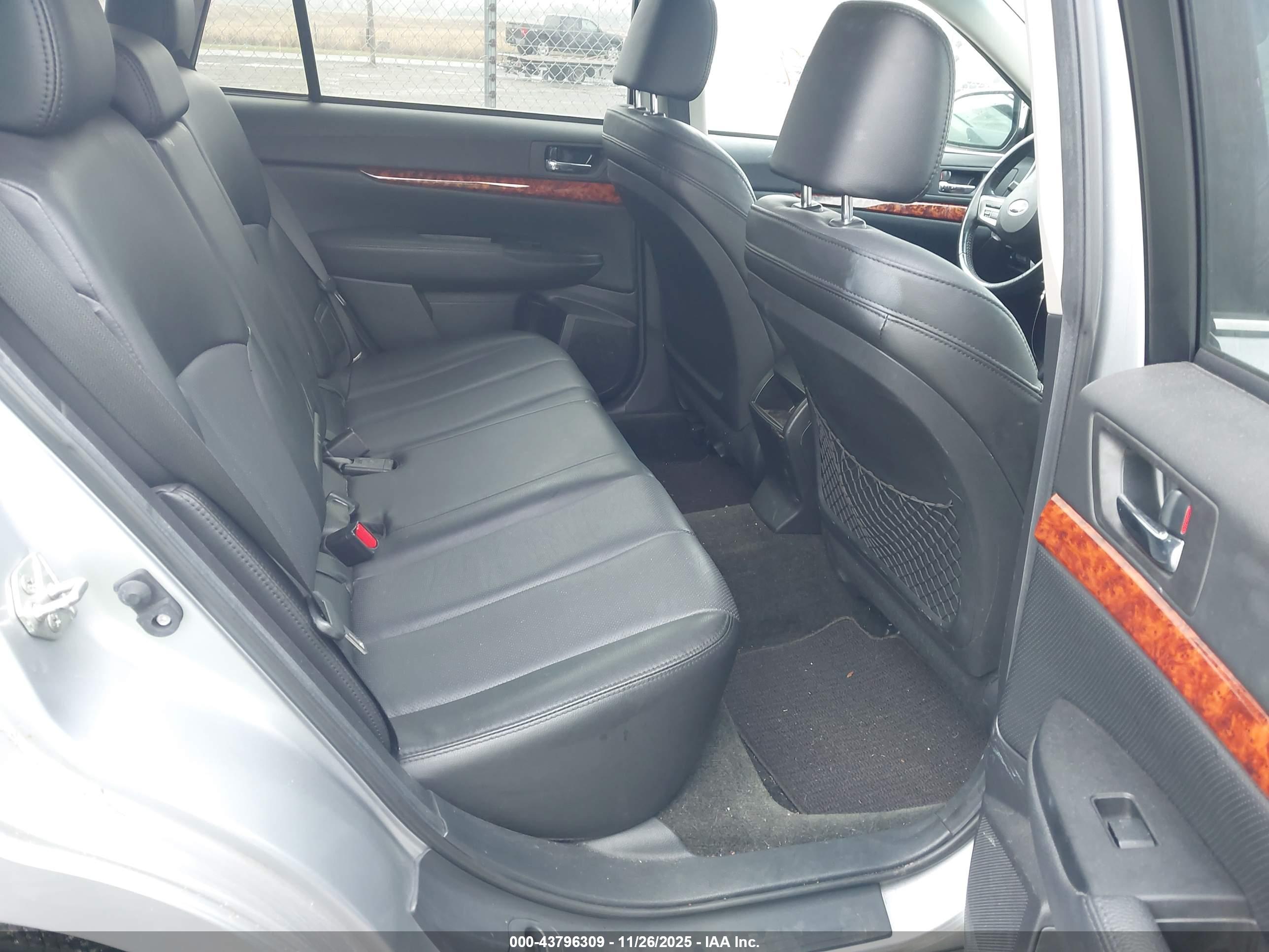 SUBARU OUTBACK image 8