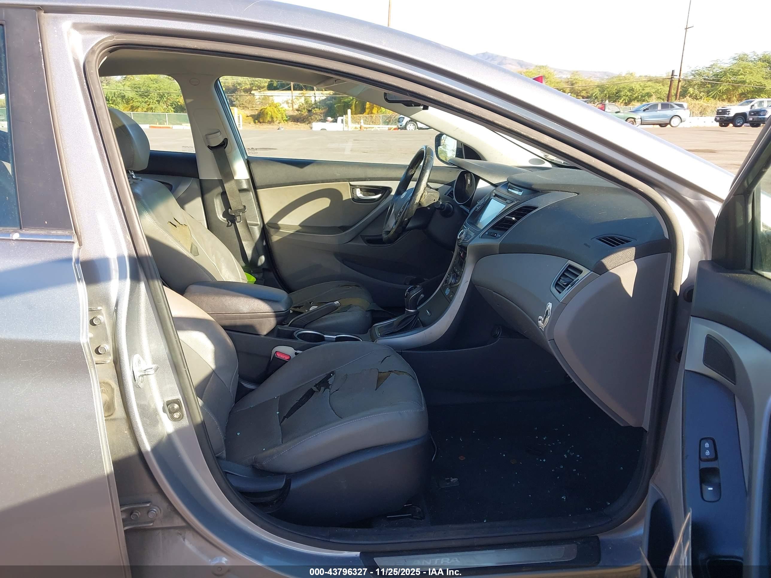 HYUNDAI ELANTRA image 5