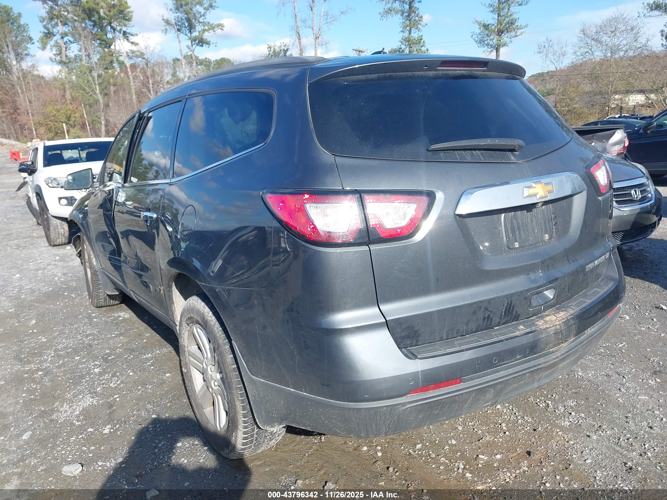 CHEVROLET TRAVERSE image 3