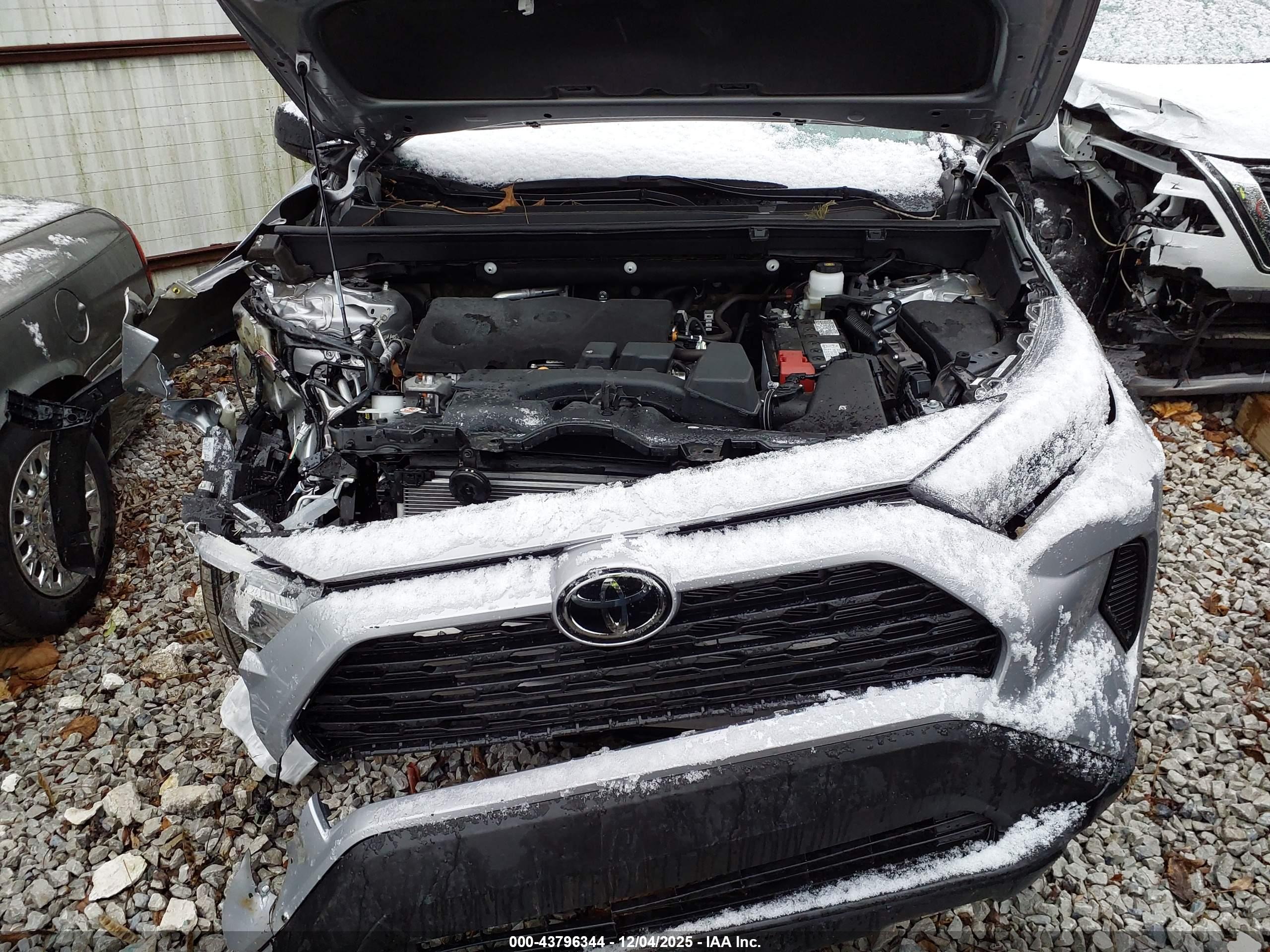 TOYOTA RAV4 image 10