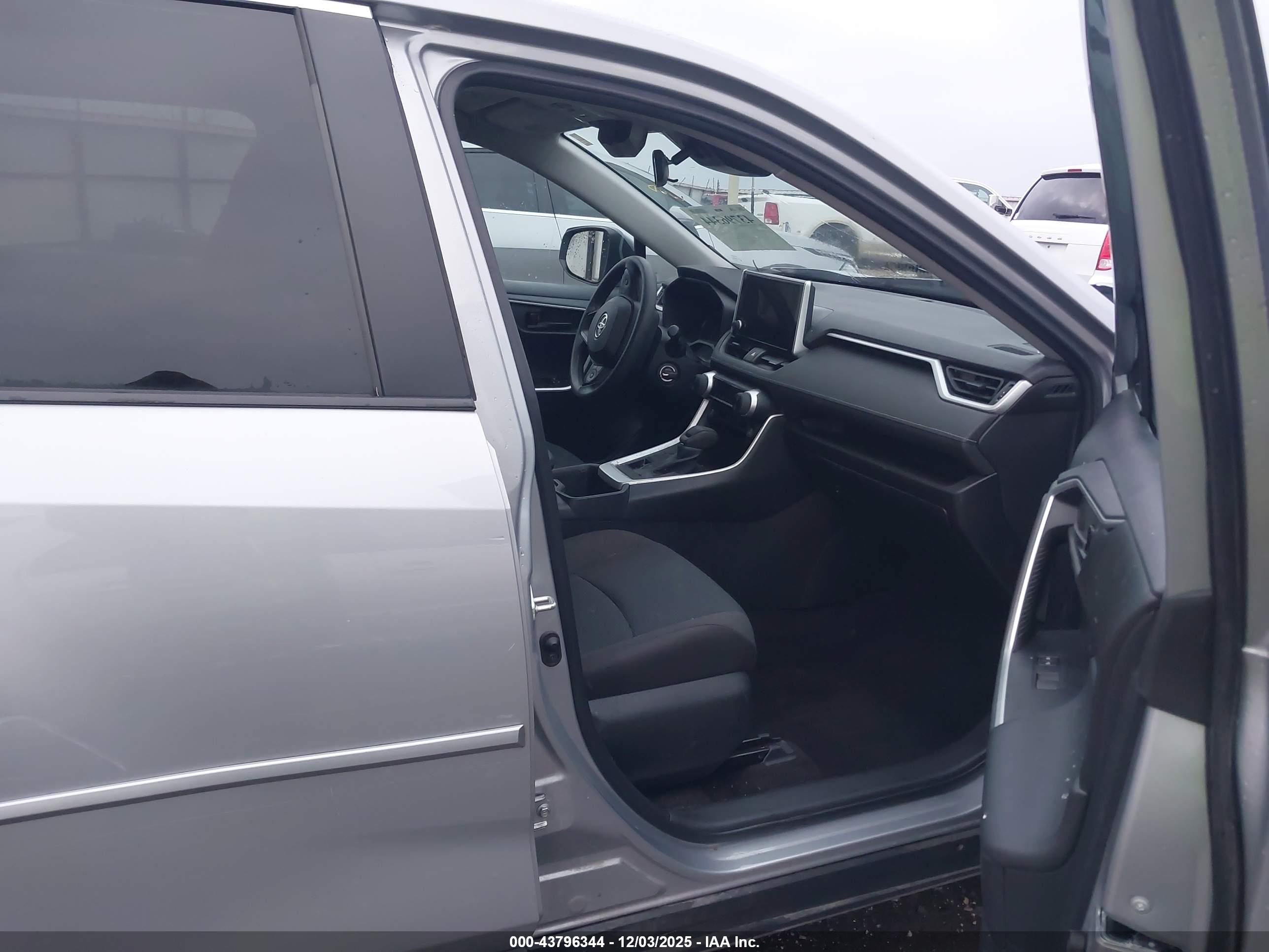 TOYOTA RAV4 image 5