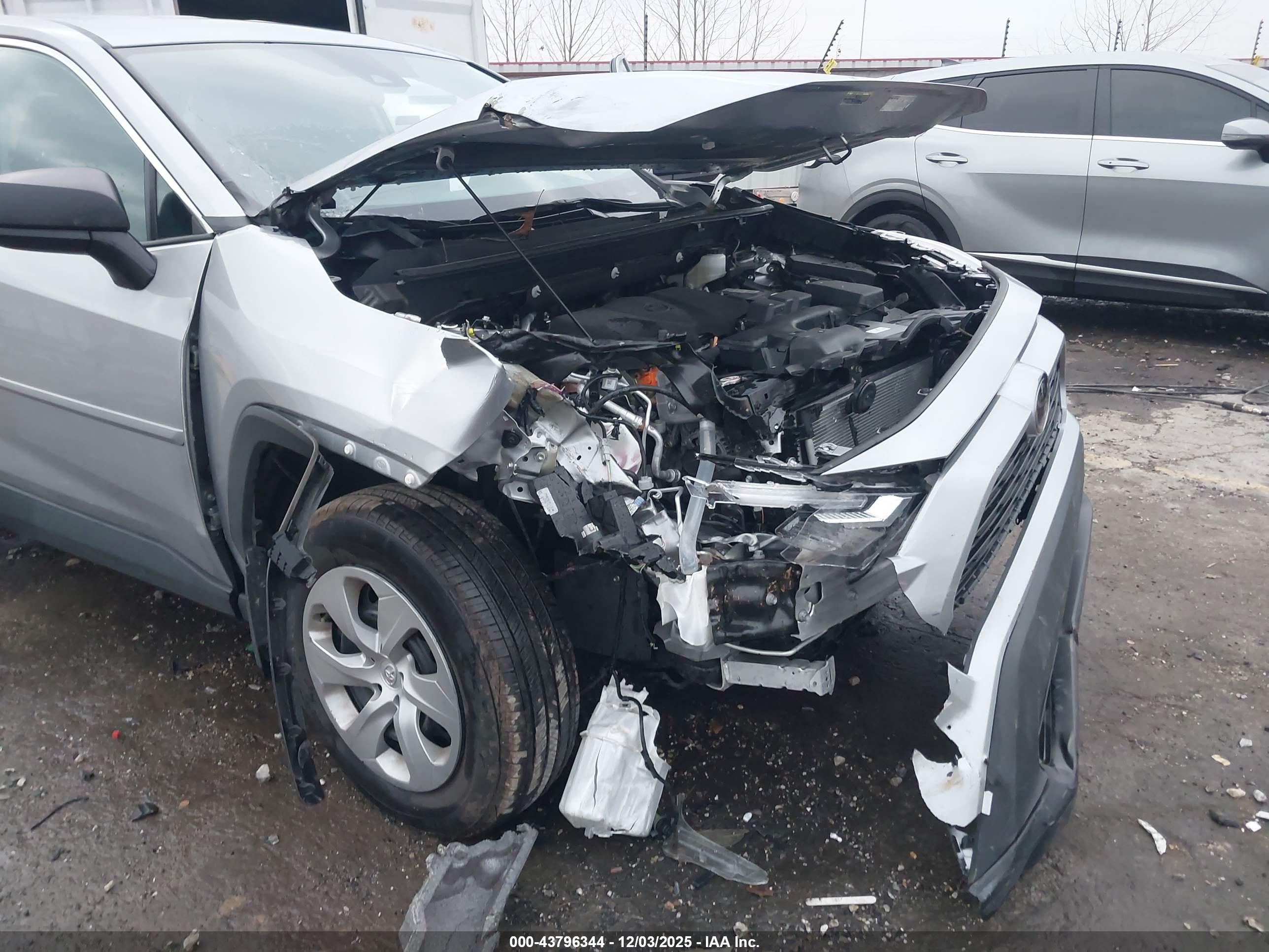 TOYOTA RAV4 image 6