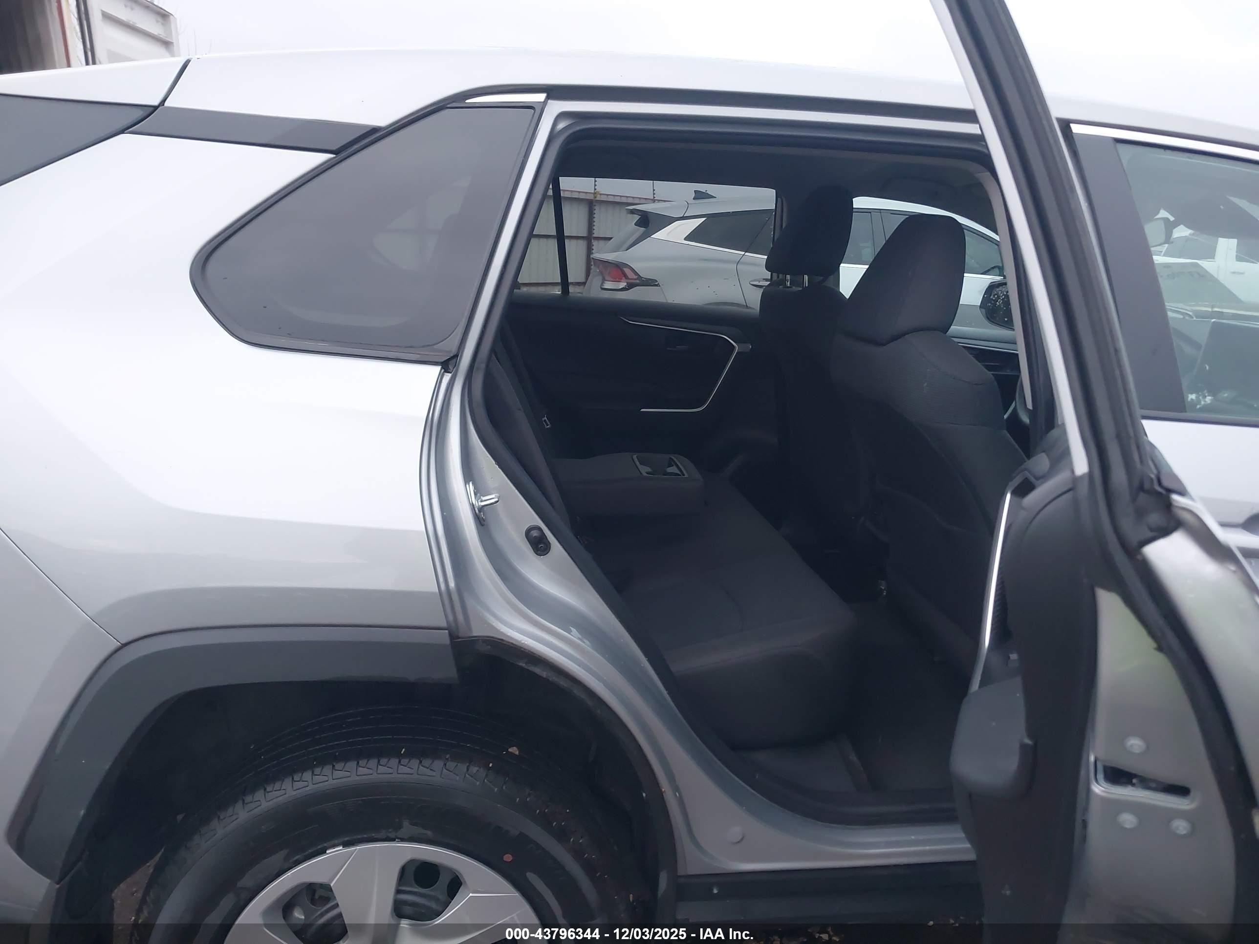 TOYOTA RAV4 image 8