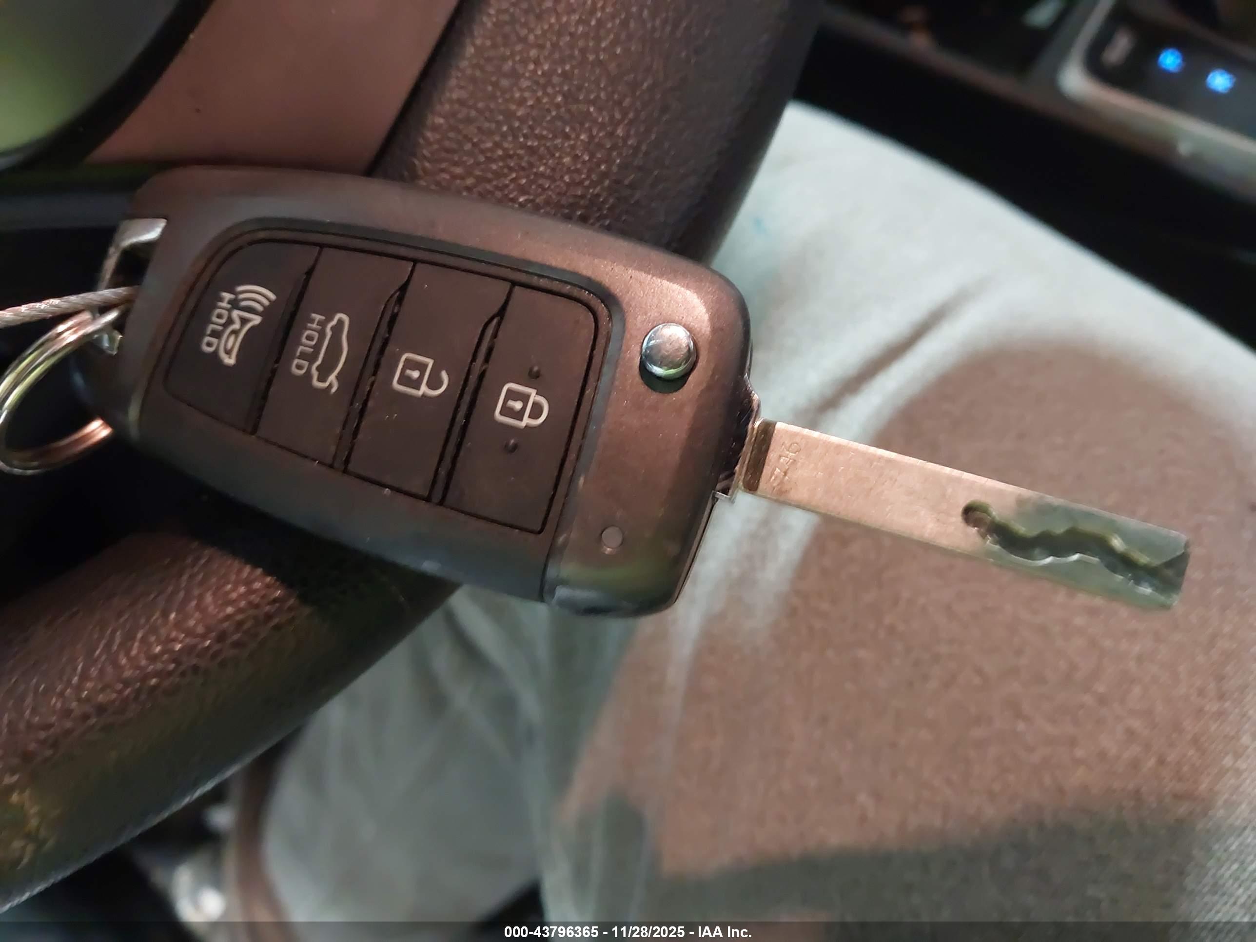 HYUNDAI ACCENT image 11