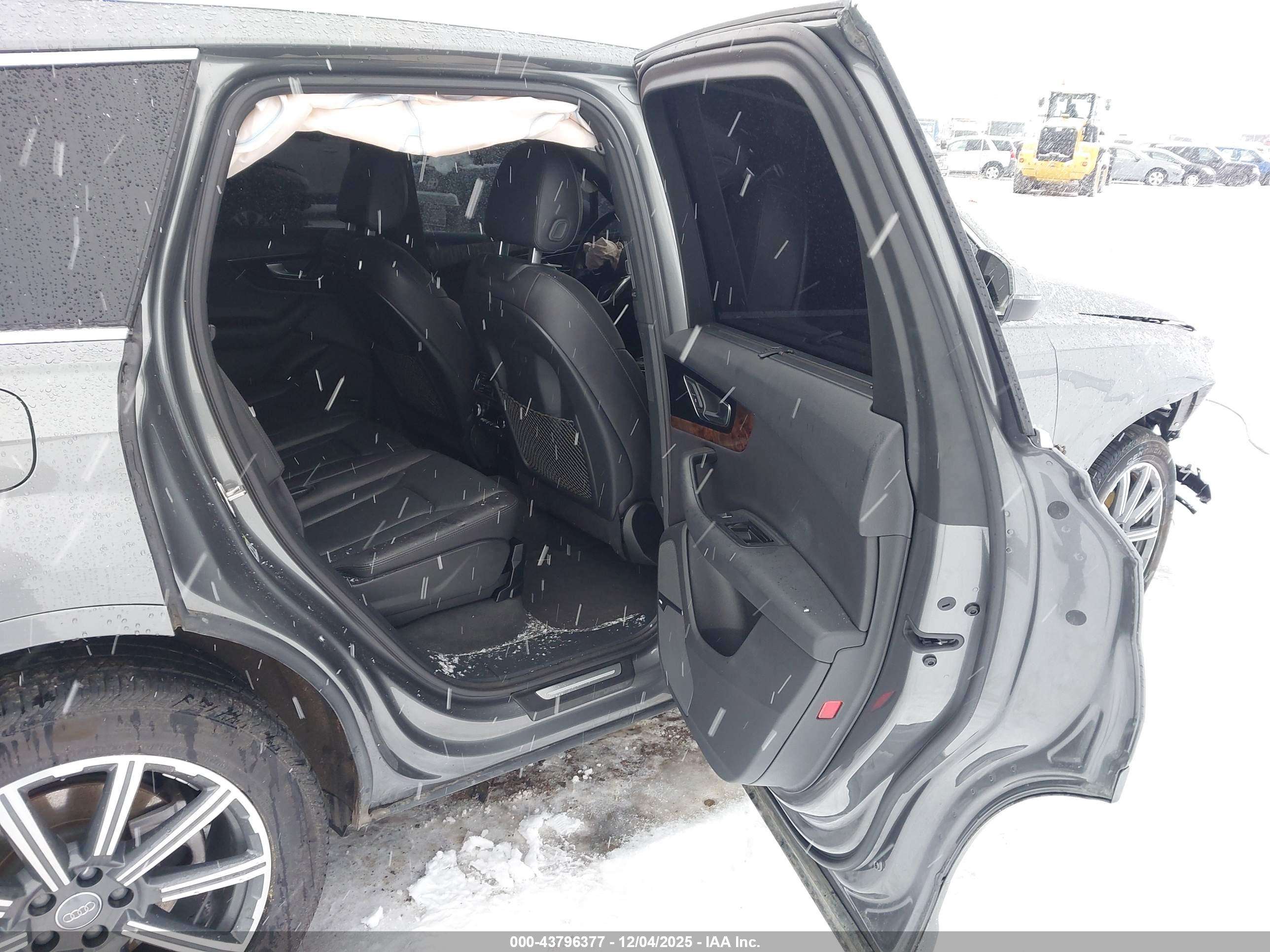 AUDI Q7 image 8