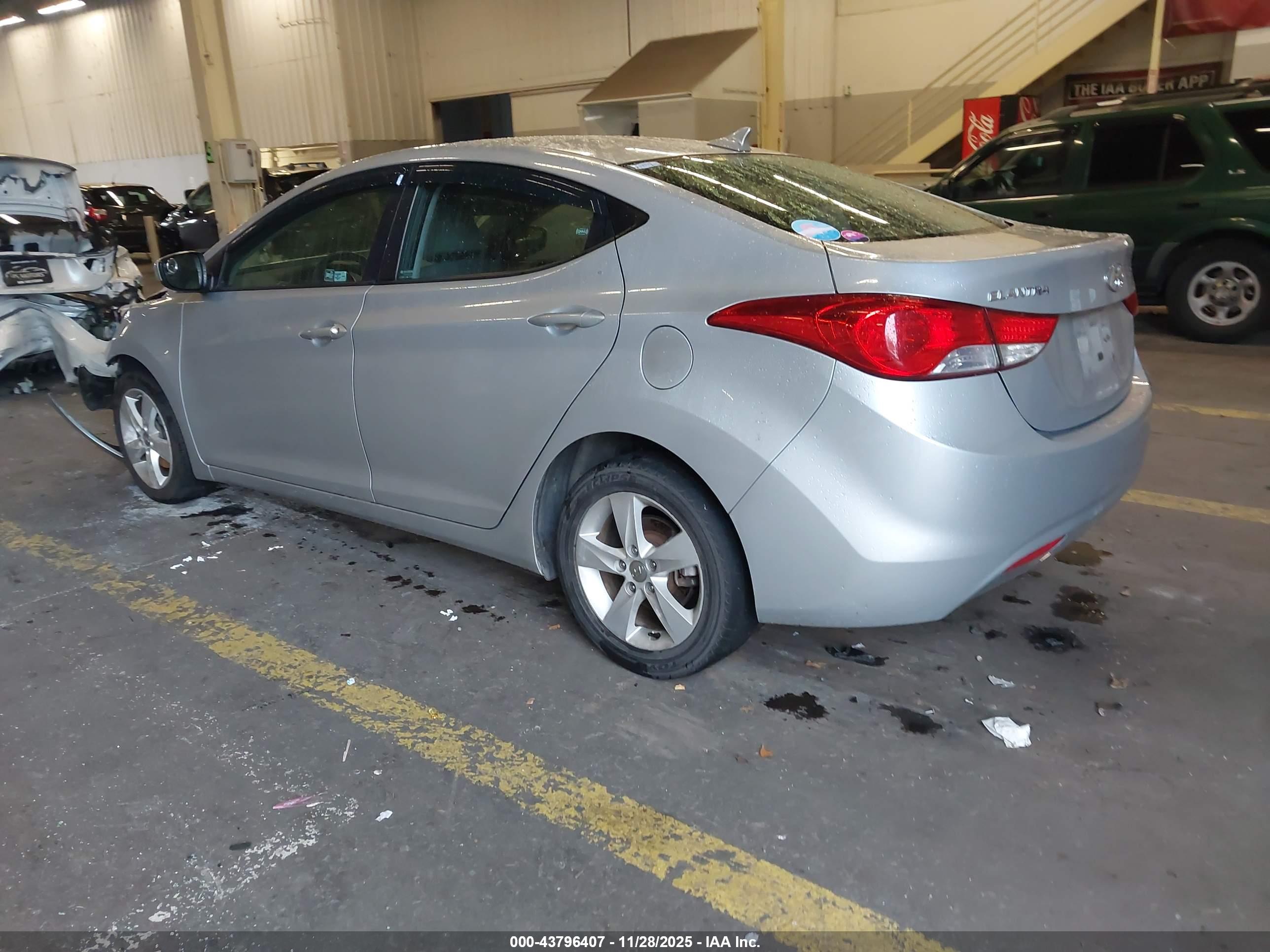 HYUNDAI ELANTRA image 3