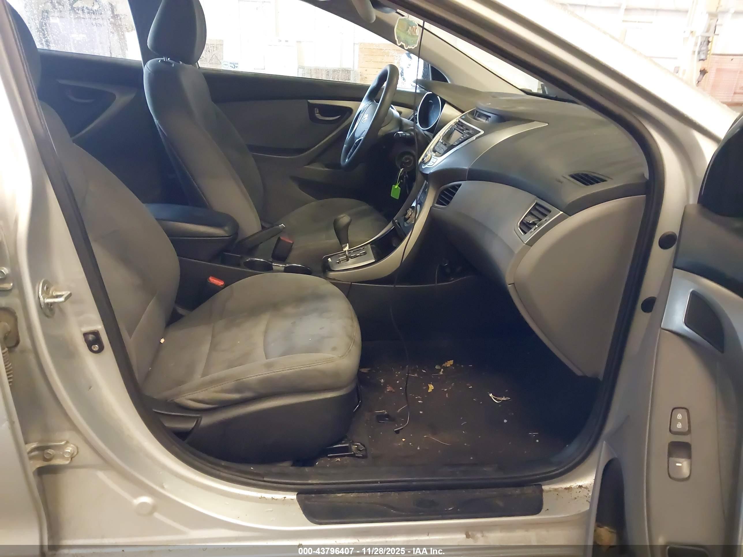 HYUNDAI ELANTRA image 5