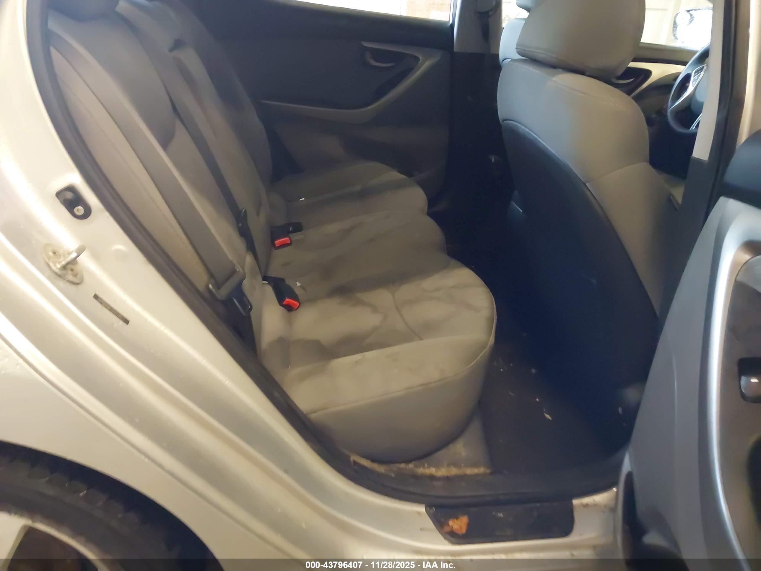 HYUNDAI ELANTRA image 8