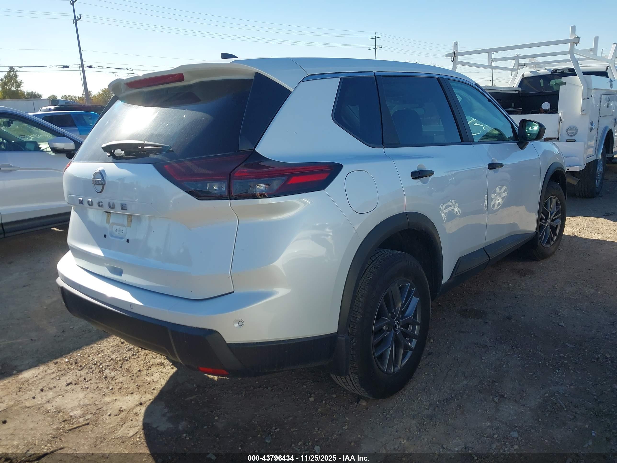 NISSAN ROGUE image 4